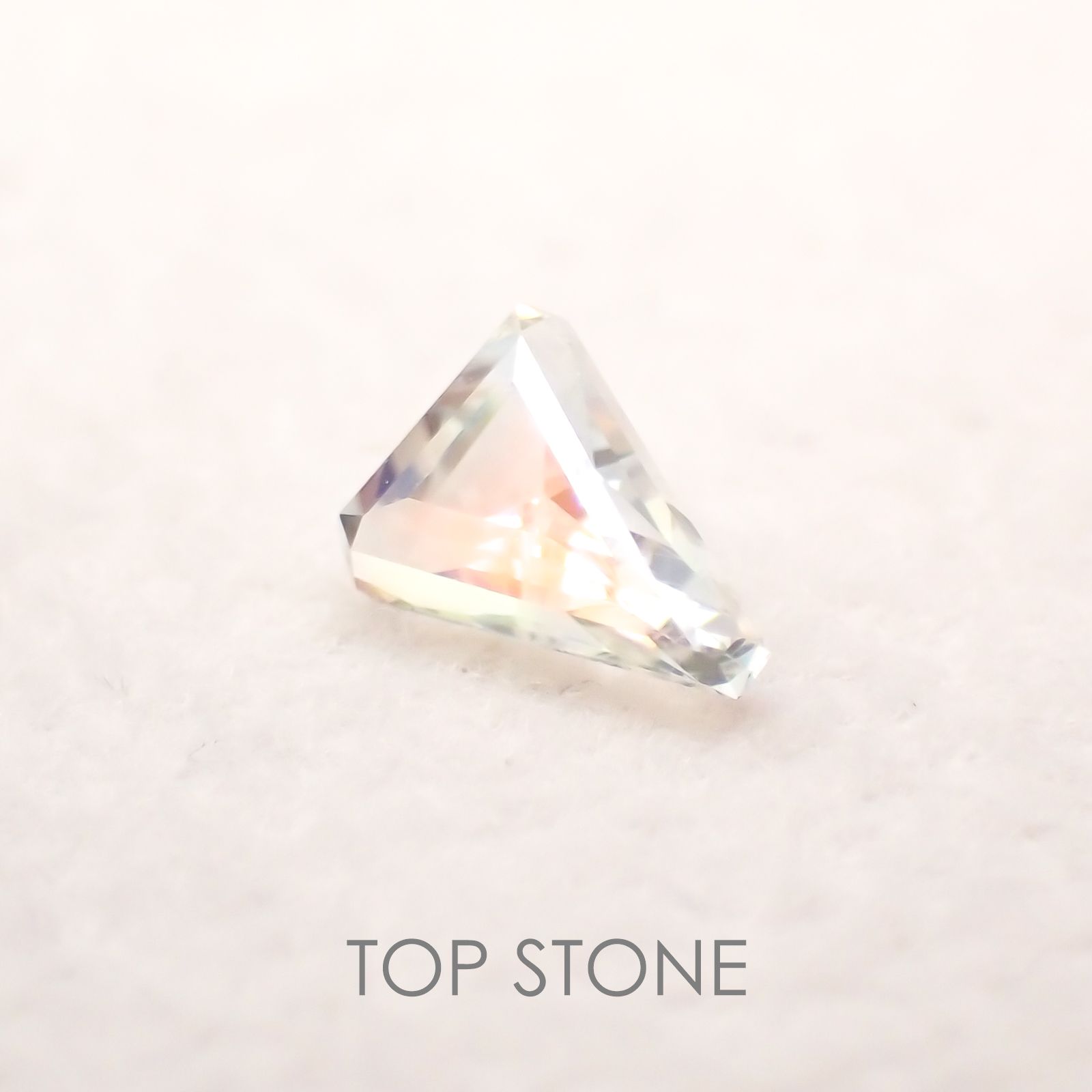 レインボームーンストーン(アンデシンラブラドライト) マダガスカル産 ルース 0.26ct[210310391]5.1×3.8mm前後