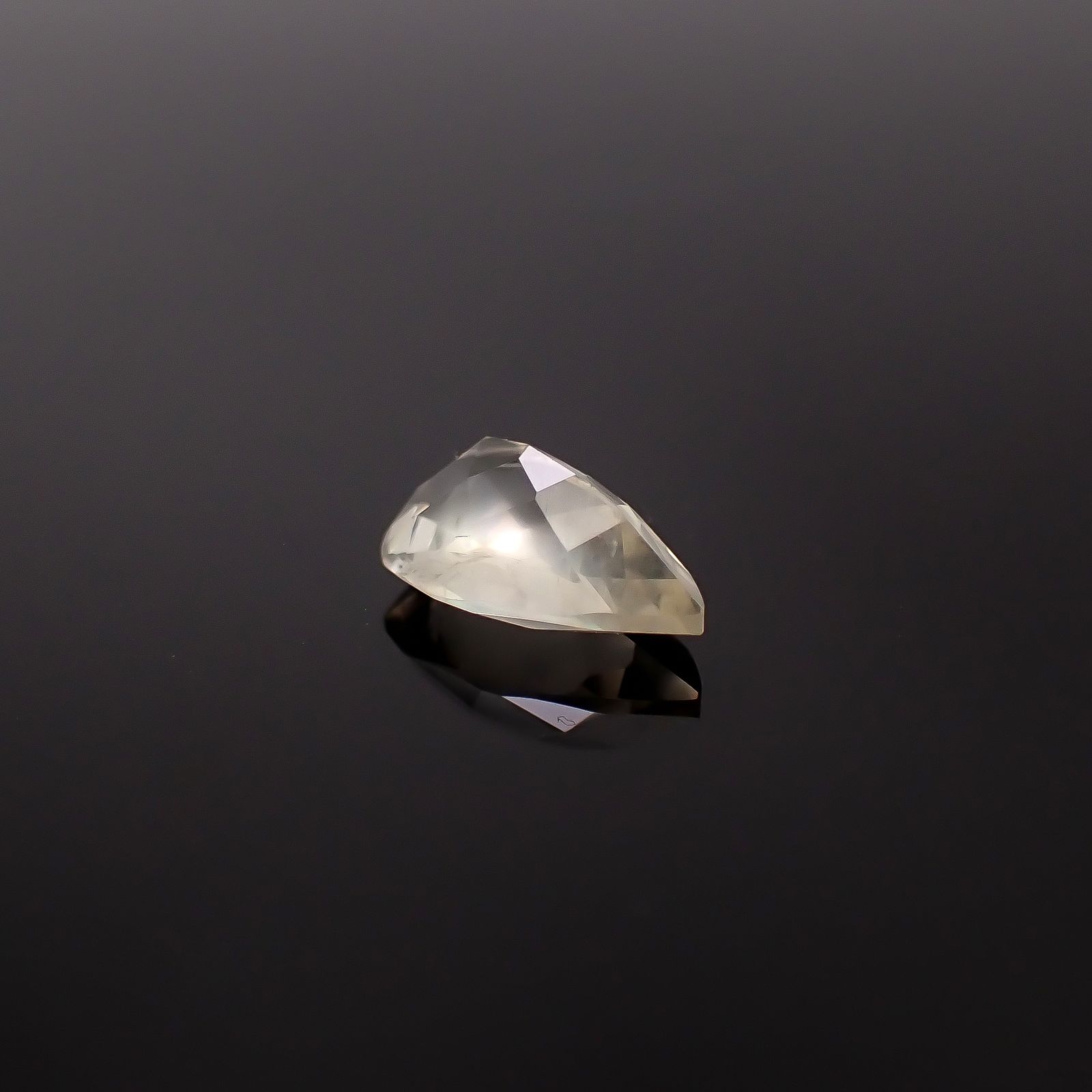 リューサイト 遊色効果あり イタリア産 1.23ct / 9.9x6.3mm前後 [260131558]