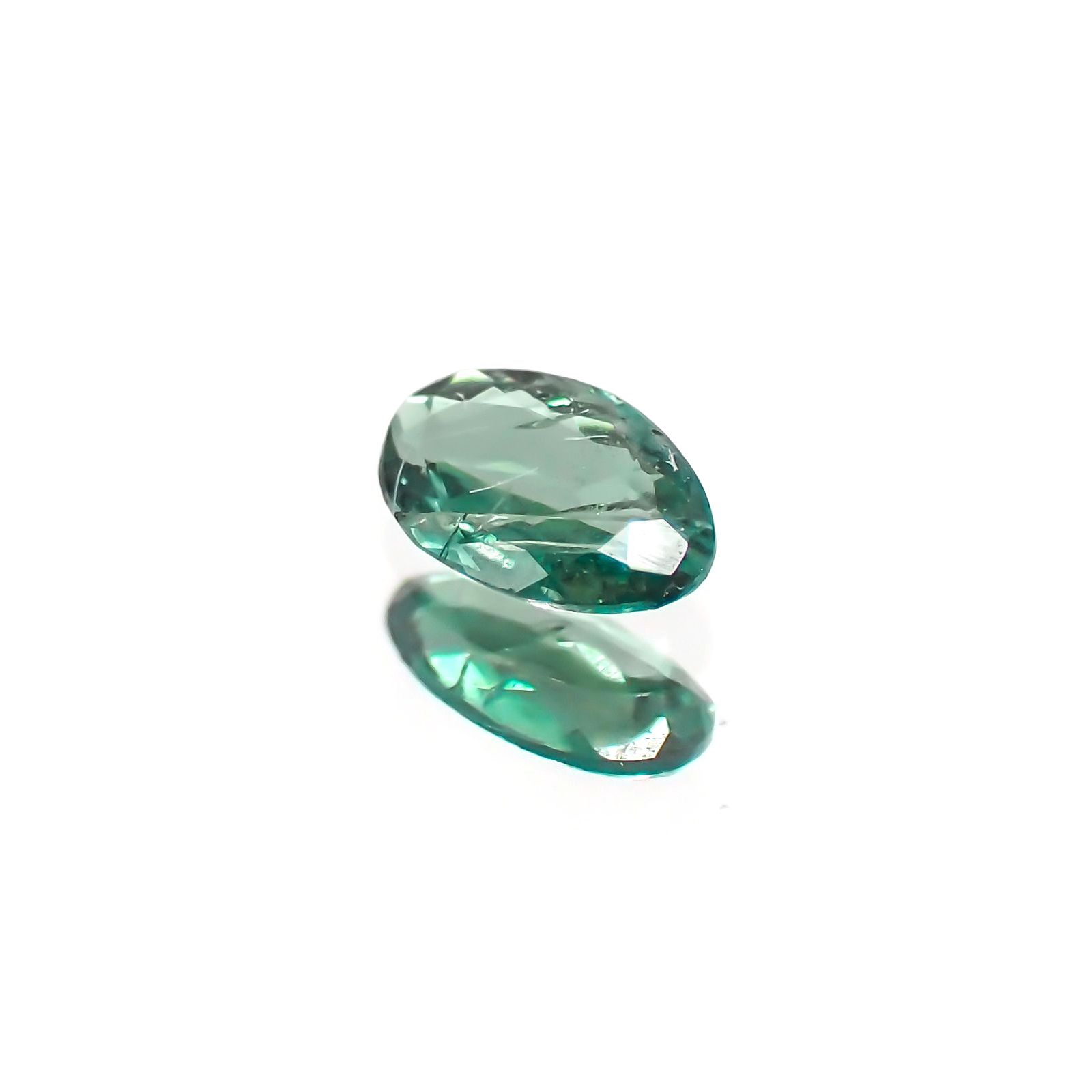 アレキサンドライト(宝石名アレキサンドライト)ブラジル・ミナスジェライス州ヘマチタ鉱山産 識別済 0.10ct / 4x2.5mm前後 [231023806]