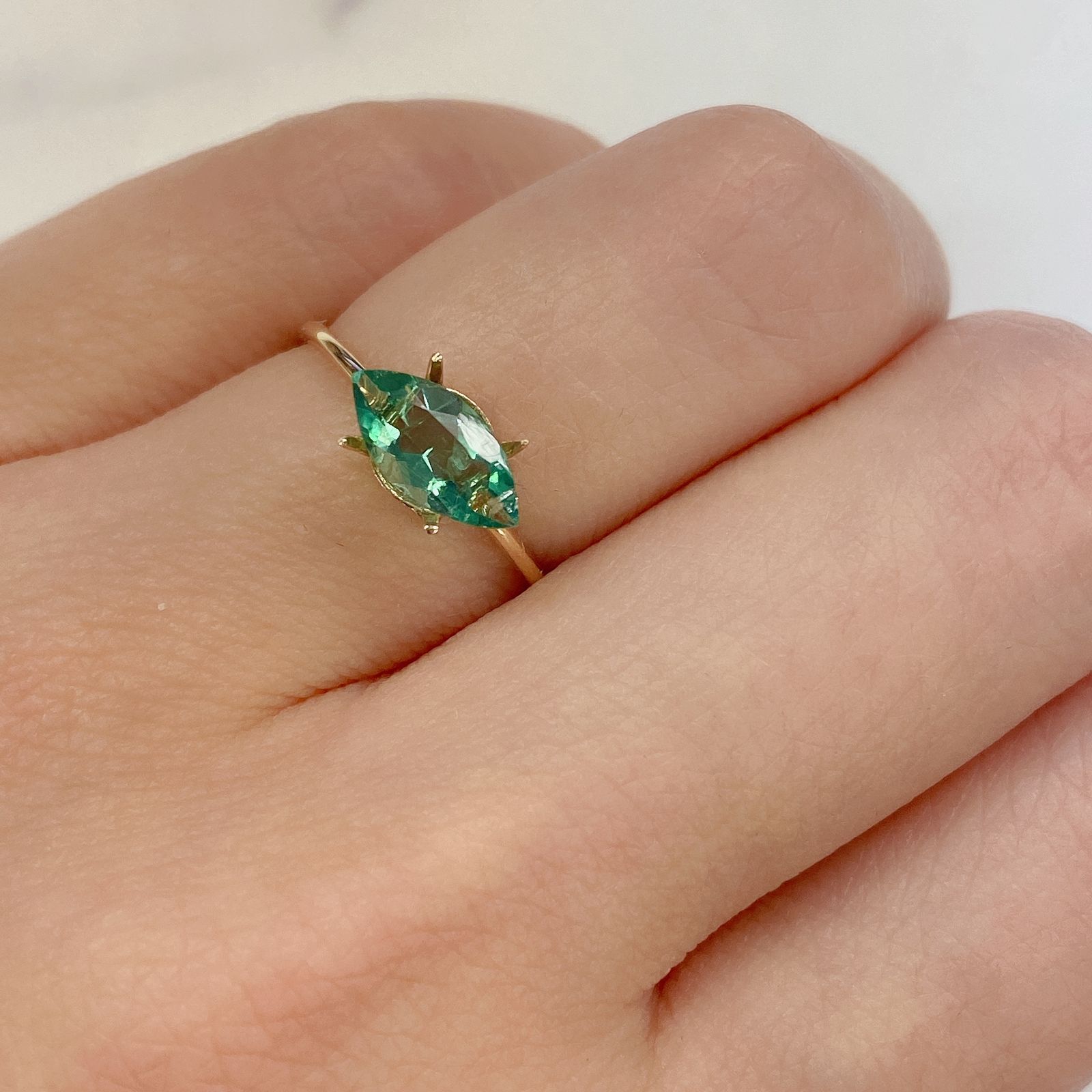 フローライト フルオレッセンス(宝石名フルオライト)イギリス・ロジャリー鉱山産 0.95ct 識別済[211113785]9.5x4.6mm前後