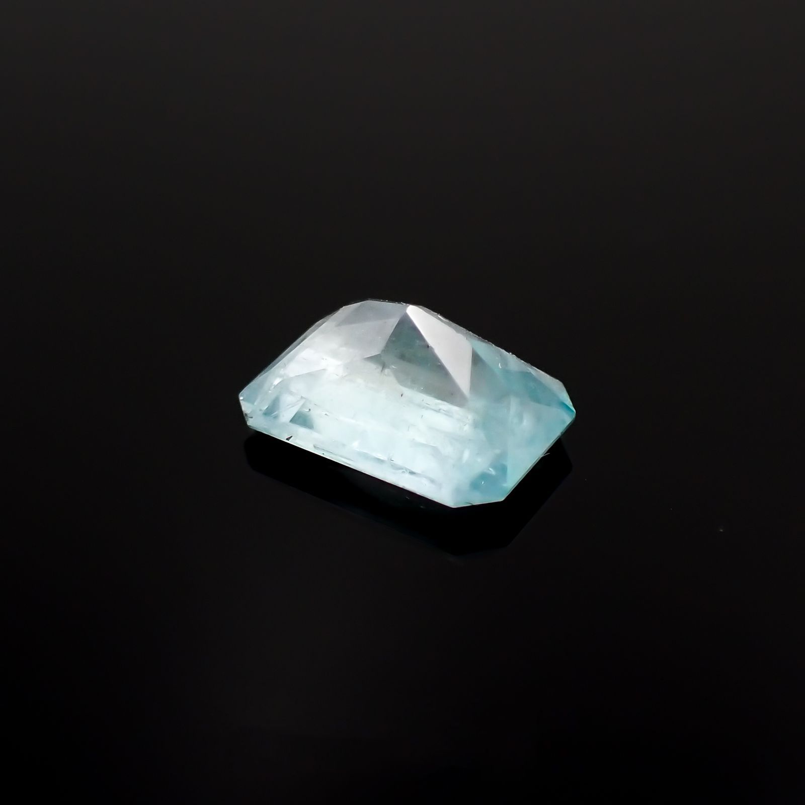 ユークレース(宝石名ブルー・ユークレース)コロンビア産 1.706ct ソ付(彩珠)[221018856]8.8x6.1mm前後