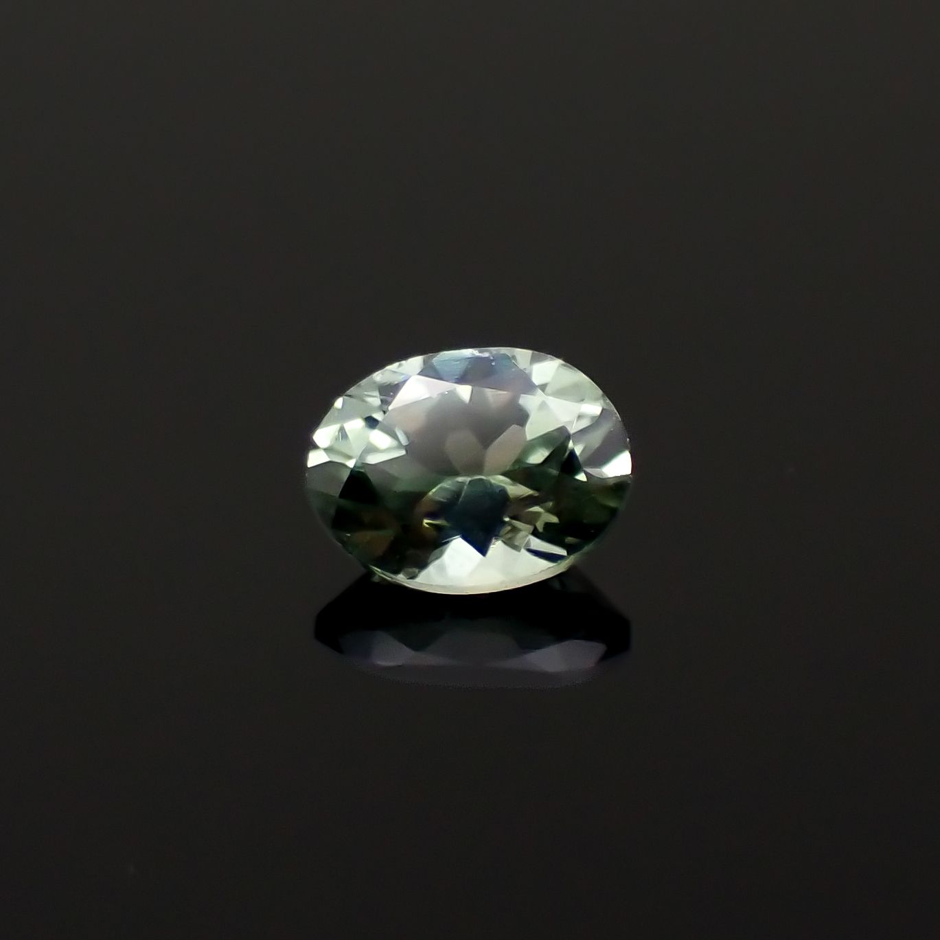 モンタナサファイア(宝石名サファイア)アメリカ・モンタナ州産 0.20ct 識別済[230321276]3.8x2.9mm前後