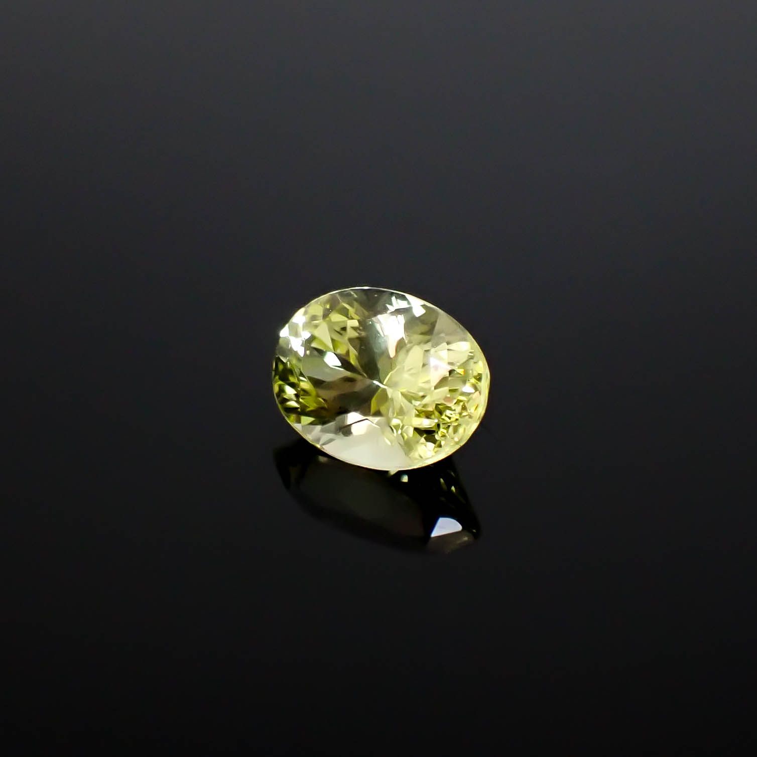 クリソベリル(宝石名イエロー・クリソベリル)スリランカ/マダガスカル産 1.605ct ソ付(彩珠)[250530414]8x5.9mm前後