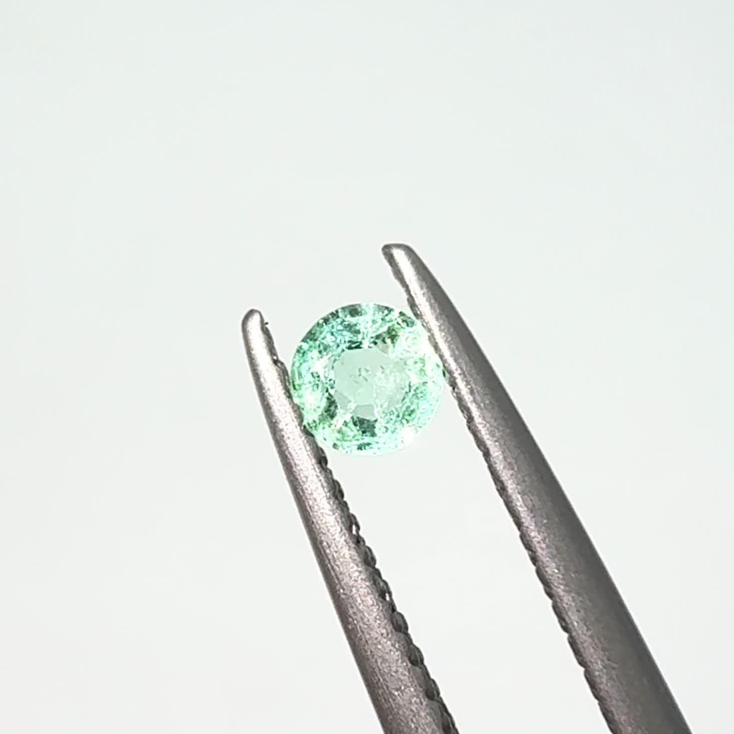 パステルカラーエメラルド コロンビア産 0.14ct / 3x3mm前後 パステルカラーエメラルド コロンビア産 0.14ct / 3x3mm前後
