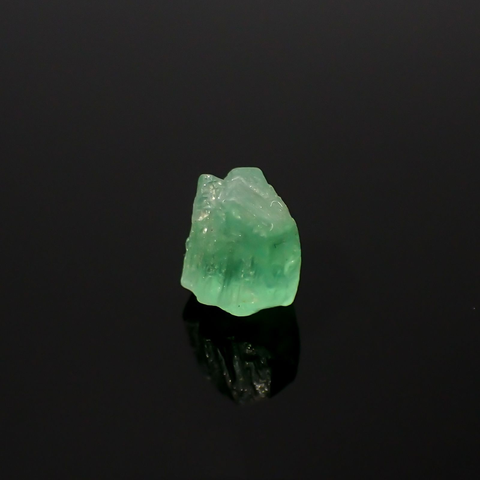 パライバトルマリン 原石 ブラジル・パライバ州バターリャ鉱山産 0.60ct [220515997]4.6x4.2mm前後