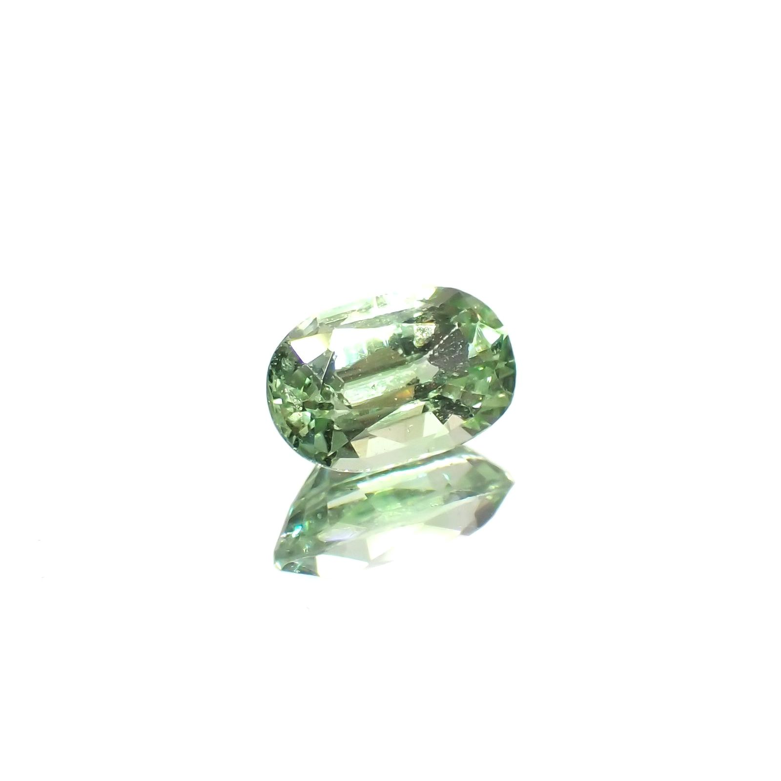 ミントガーネット(宝石名グリーン・グロッシュラー・ガーネット)タンザニア産 識別済 0.62ct / 6.1x3.9mm前後 [251023500]
