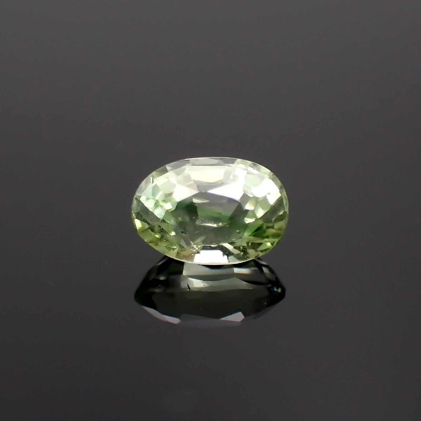 ミントガーネット(宝石名ガーネット)タンザニア産 0.66ct 識別済[230823064]5.8x4mm前後