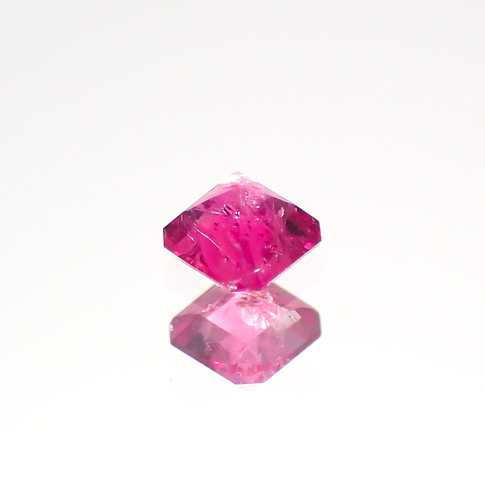 レッドベリル(宝石名レッド・ベリル)アメリカ・ユタ州産 0.10ct 識別済[220515853]2.7x2.6mm前後