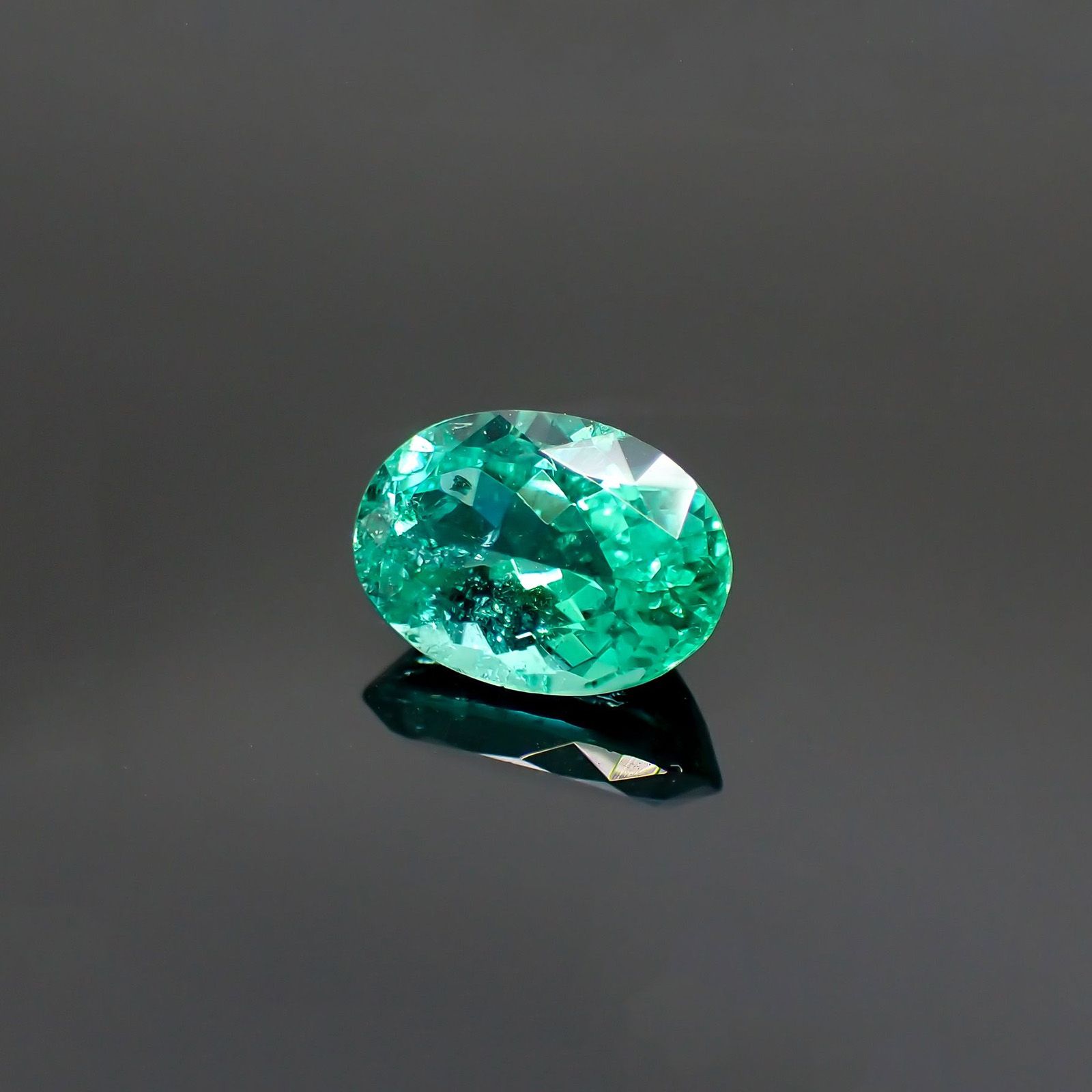パライバトルマリン(宝石名トルマリン/別名パライバ・トルマリン) ブラジル産 GIA鑑付 1.65ct / 9.0×6.3mm前後 [19110905]