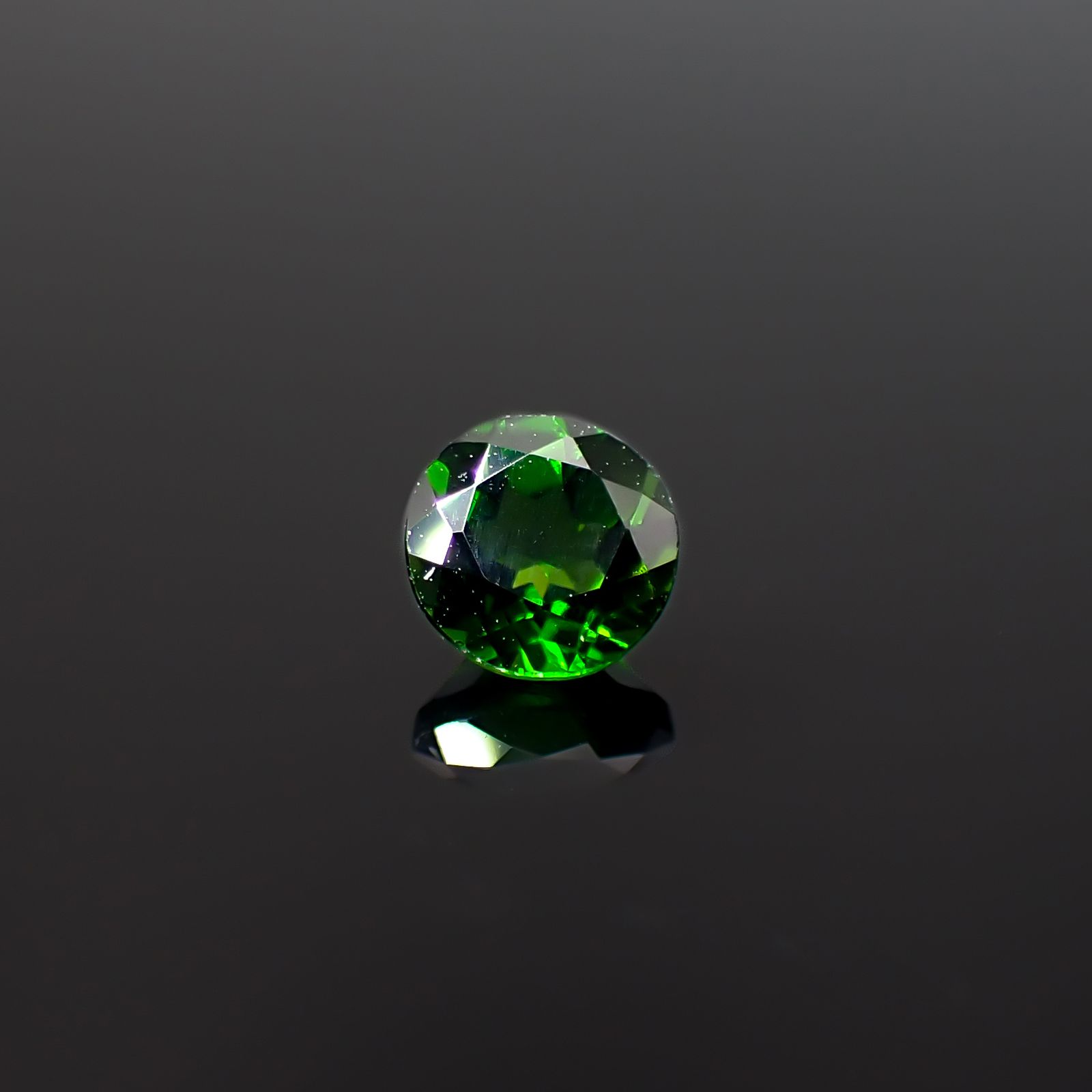クロムダイオプサイド(宝石名クロム・ダイオプサイド)ロシア産 識別済 0.58ct / 5.1x5.1mm前後 [260432098]