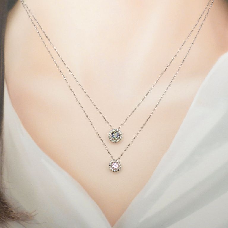 下：ラベンダースピネル3mm(枠直径5.5mm） / 上：アイオライト4mm(枠直径6.5mm）