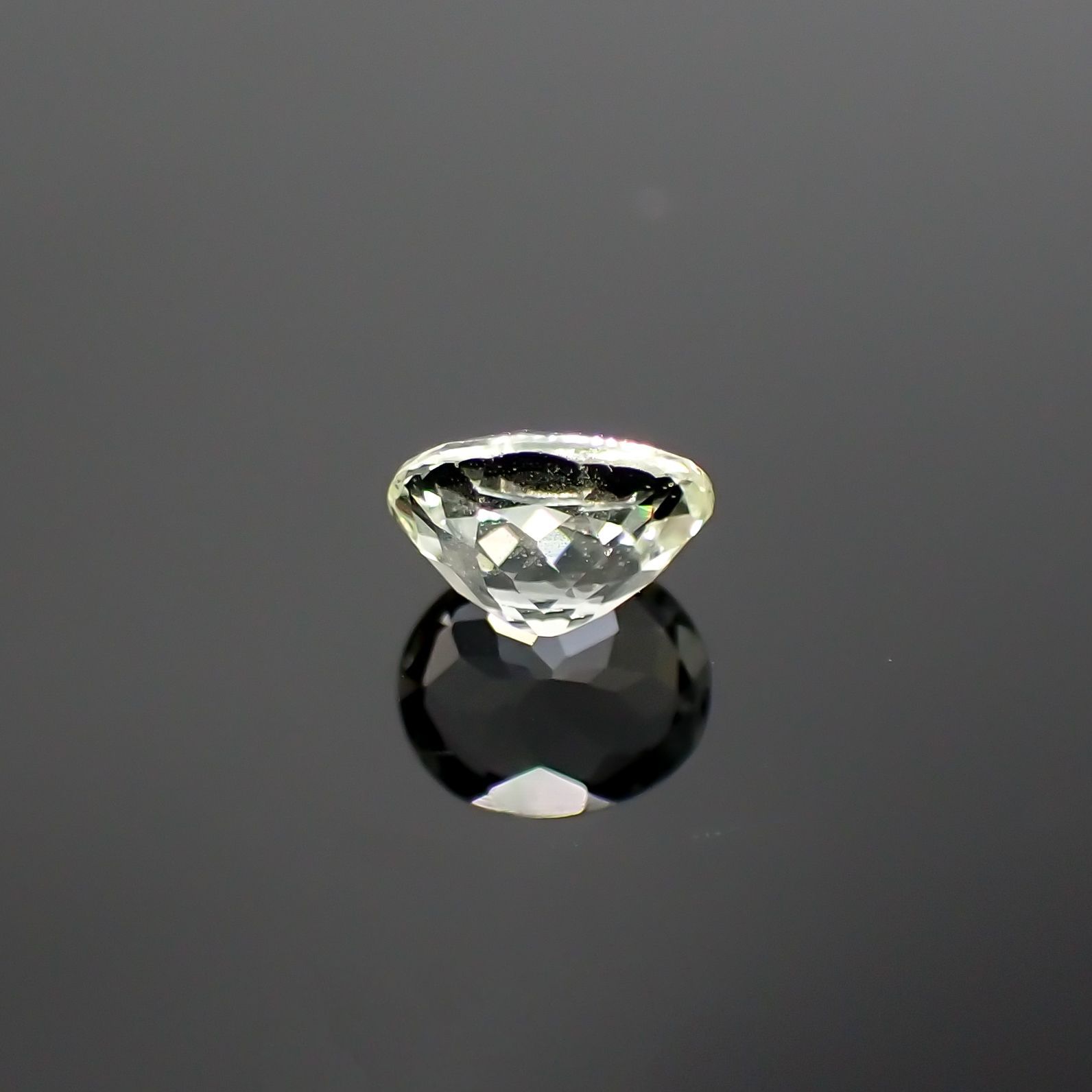 リューコガーネット(宝石名ホワイト グロッシュラー・ガーネット) ビルマ産 0.512ct ソ付(彩珠)[210711726]5.2×4.3mm前後