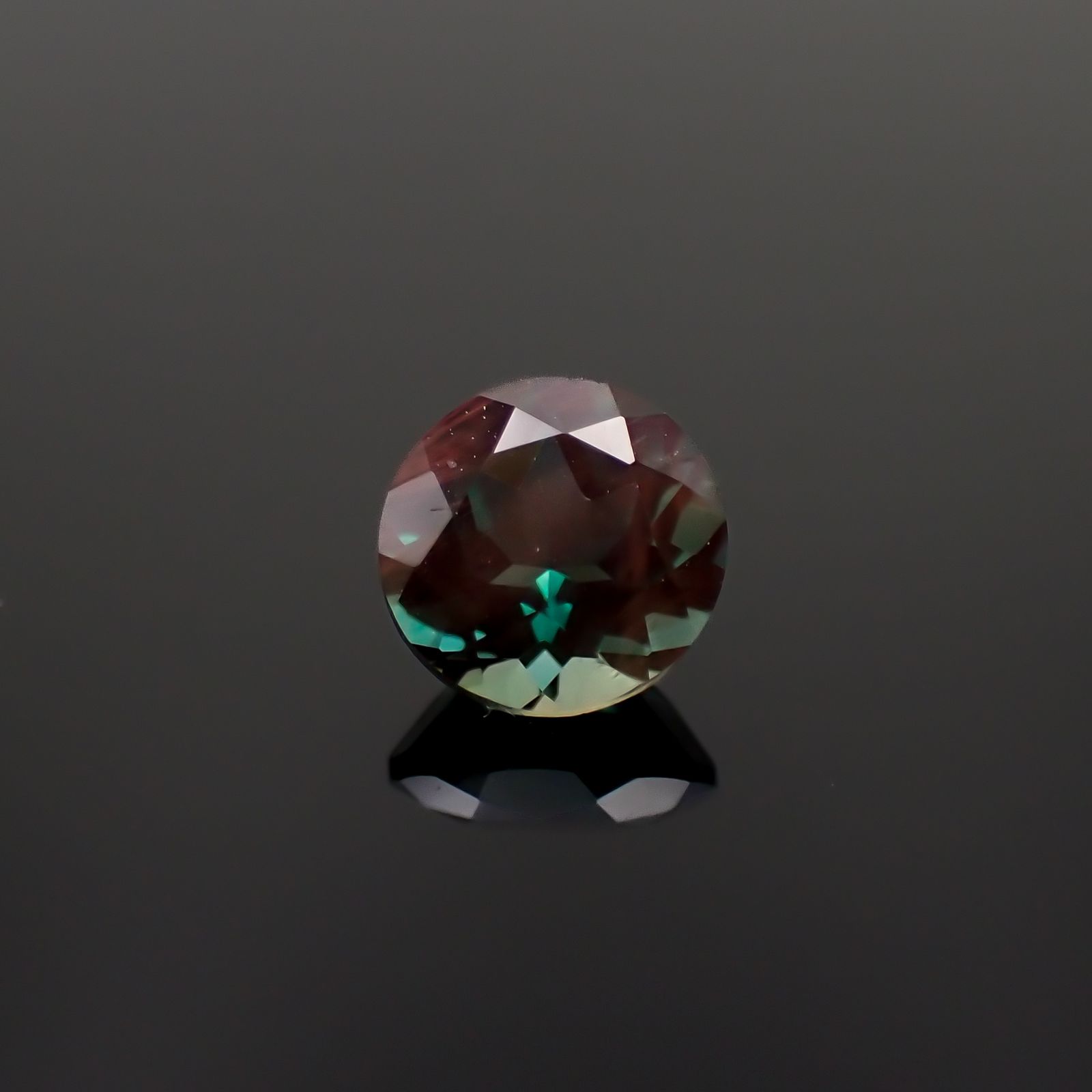 カラーチェンジアンデシン モンゴル産 0.74ct[230421475]5.8x5.8mm前後