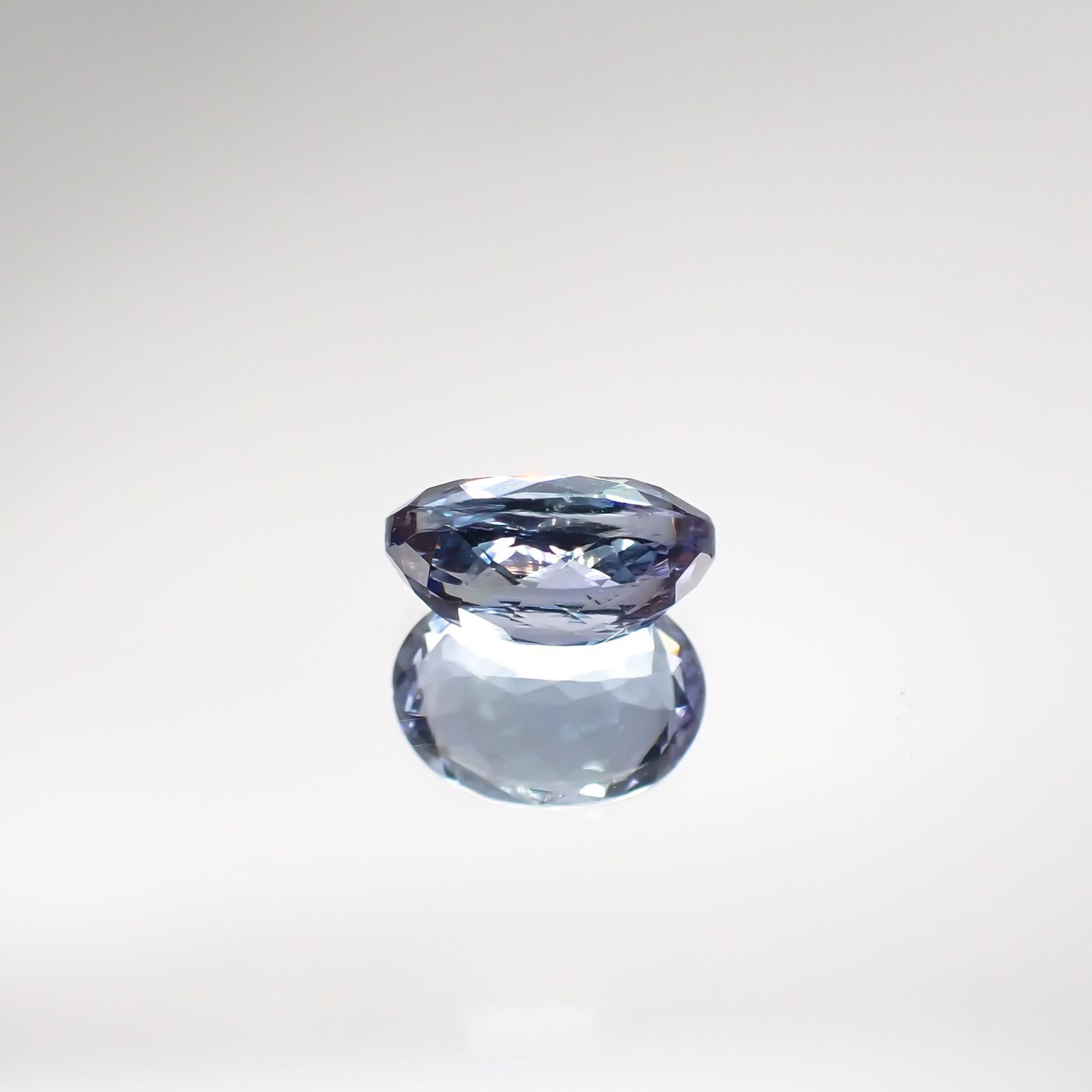 バイカラータンザナイト(宝石名タンザナイト) タンザニア産 1.544ct ソ付(彩珠)[210711819]8.1×6mm前後