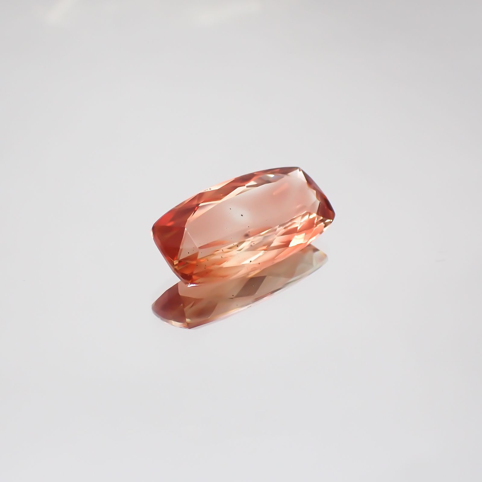 オレゴンサンストーン(宝石名ラブラドライト・サンストーン)アメリカ・オレゴン州産 4.416ct ソ付(彩珠)[230622268]16.4x8.3mm前後
