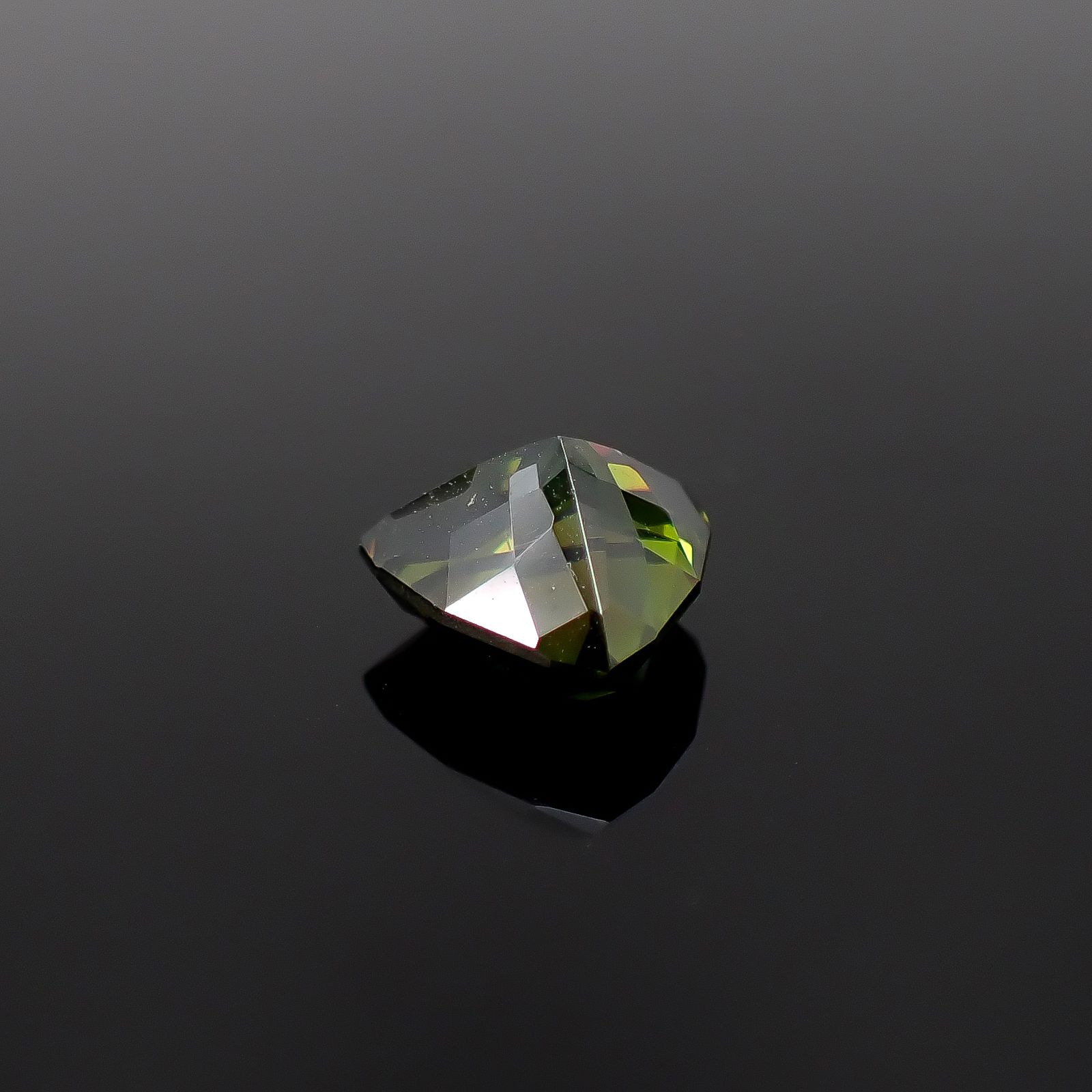 グリーンスファレライト ブルガリア産 2.72ct / 8.3x8.5mm前後 [260231779]