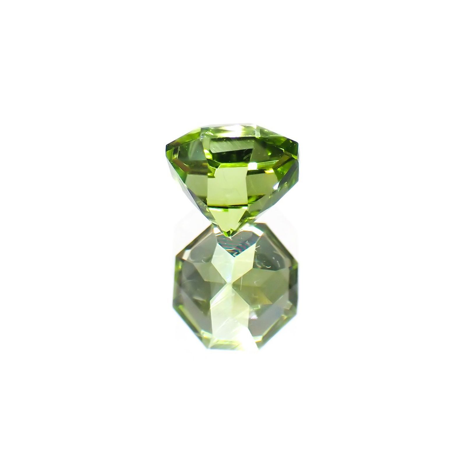 ◇オクタゴンカット◇ペリドット(宝石名ペリドット) パキスタン産 0.75ct 識別済[251013112]5.1×5mm前後