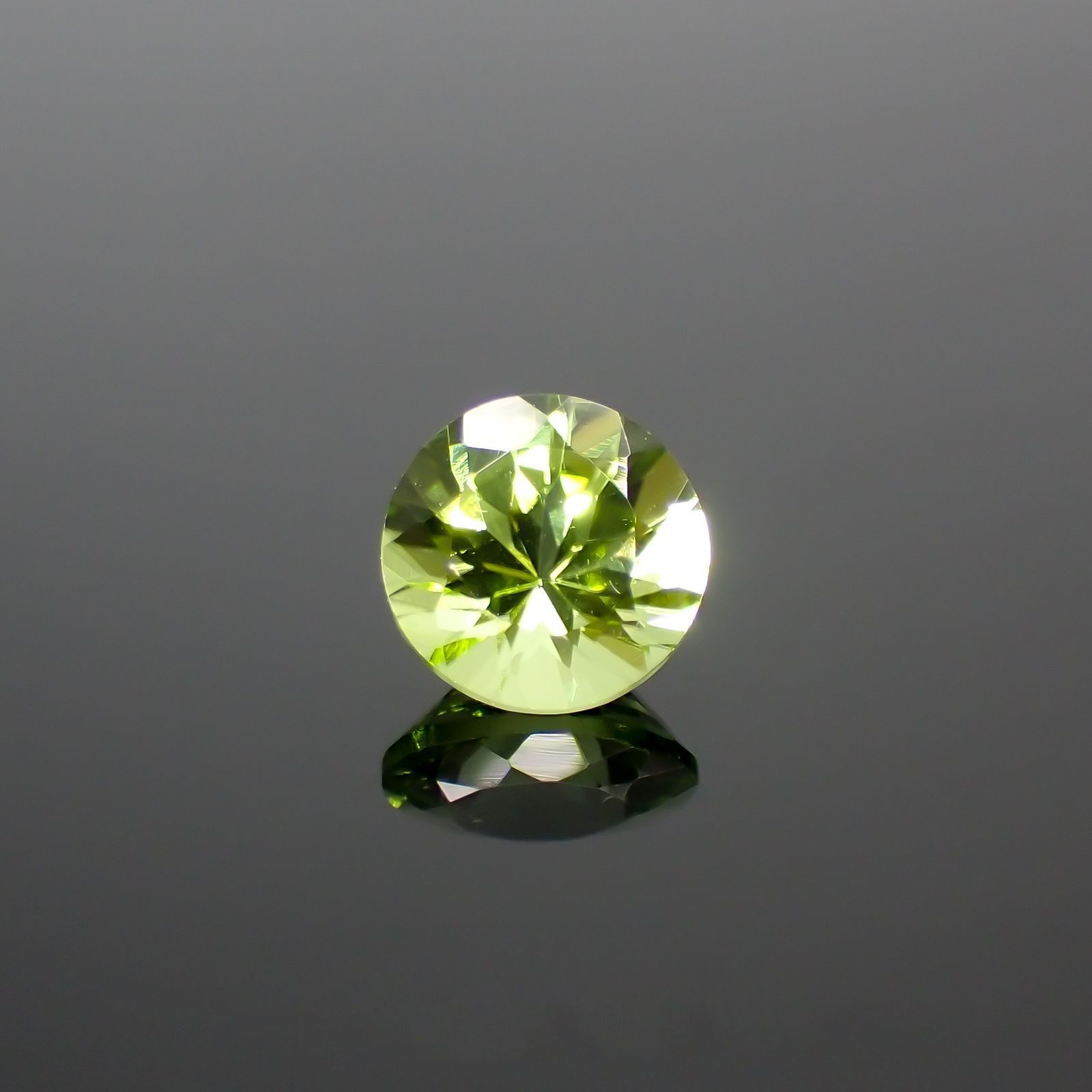 ペリドット(宝石名ペリドット) パキスタン産 識別済 1.10ct / 6.4x6.4mm前後 [210813070]