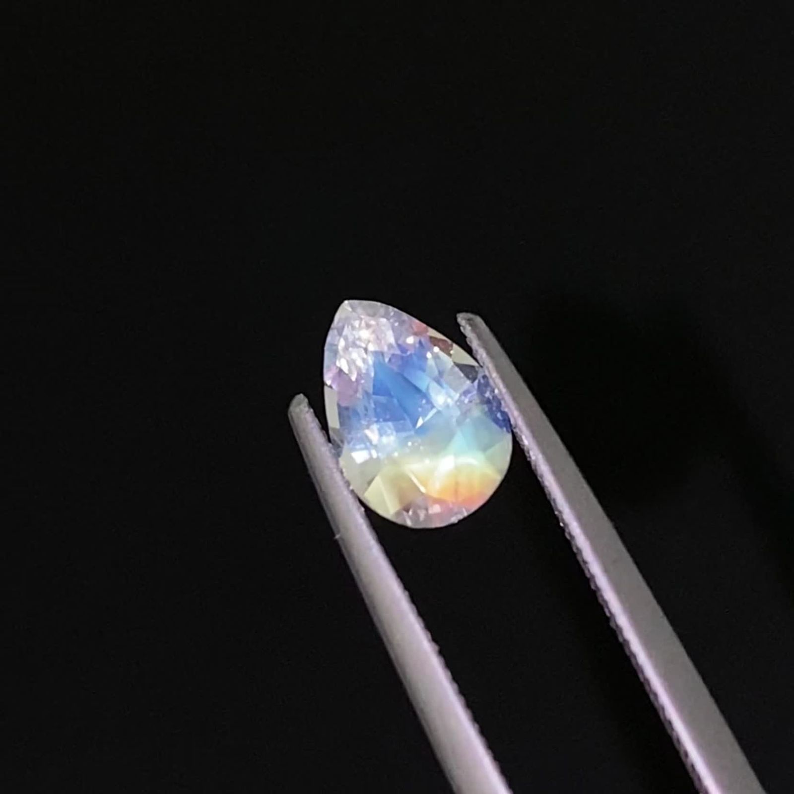 レインボームーンストーン(宝石名ラブラドライト)マダガスカル産 1.111