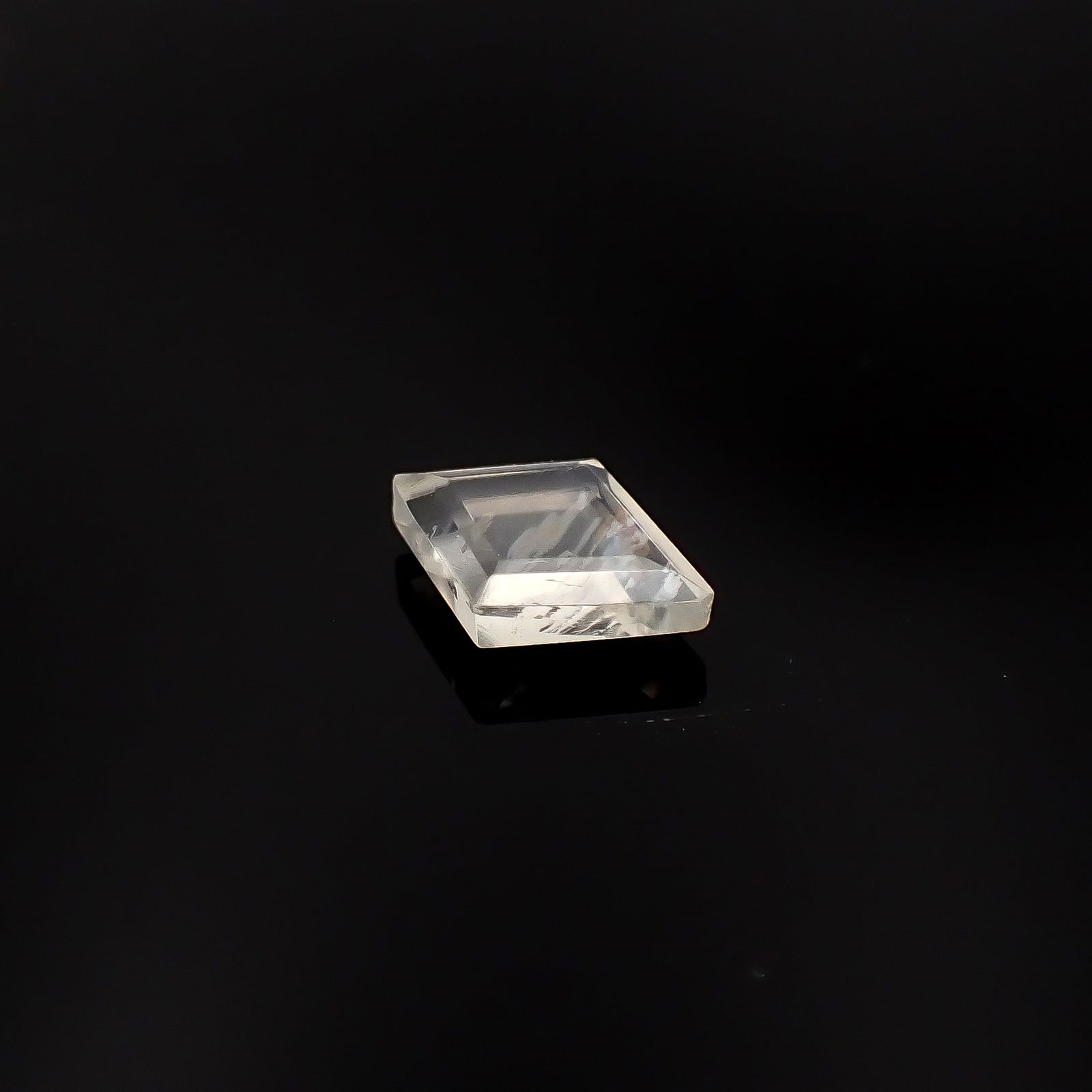 ◇リバーシブル・カスタムカット◇マラウイムーンストーン マラウイ共和国産 2.77ct / 13.1x9.6mm前後 [260331830]