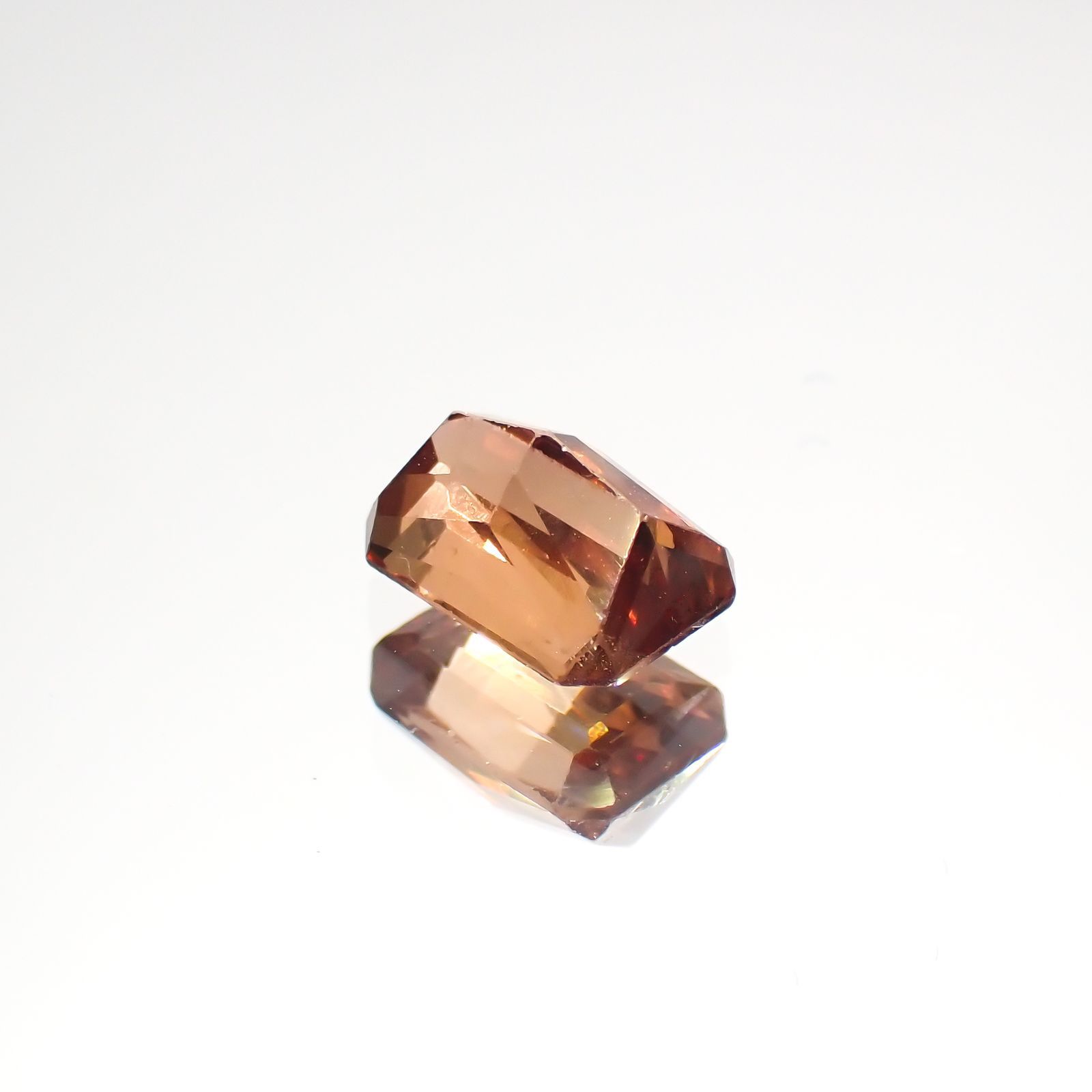カラーシフトマラヤガーネット(宝石名ガーネット)タンザニア産 1.35ct 識別済[220115014]6.7x4.7mm前後