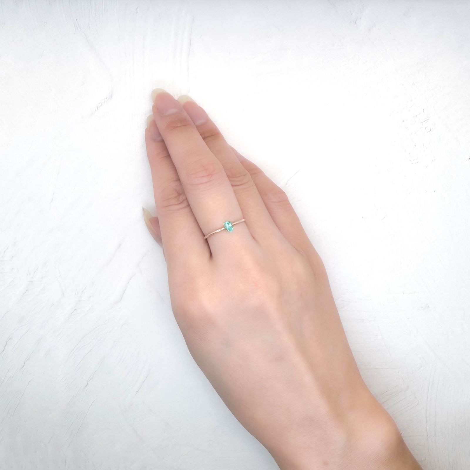 パライバトルマリン ブラジル・パライバ州バターリャ鉱山産 0.15ct / 4.3x2.8mm前後 [250931083]