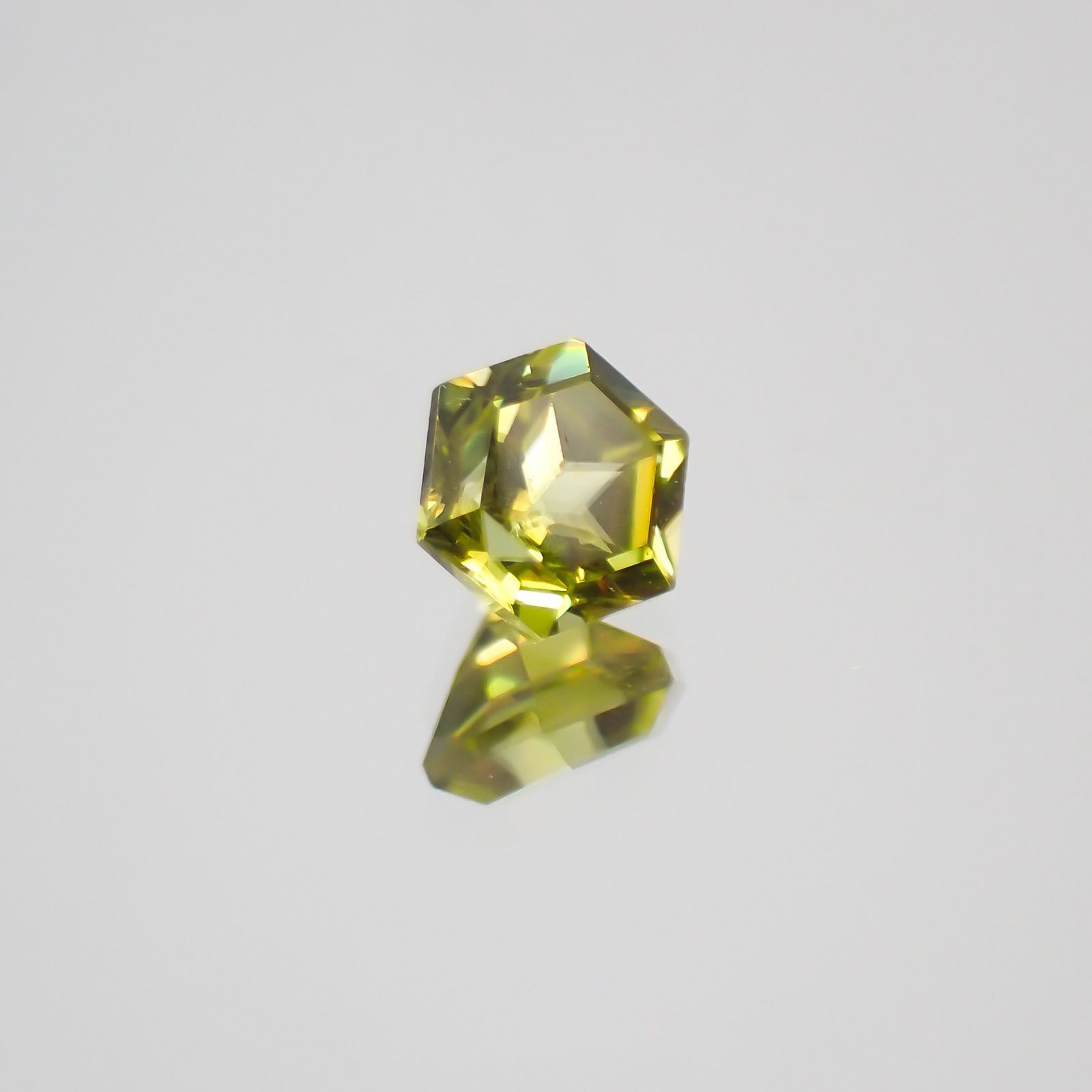 ◇ヘキサゴンカット◇スフェーン(宝石名スフェーン) マダガスカル産 0.18ct 識別済[210610962]3×3mm前後