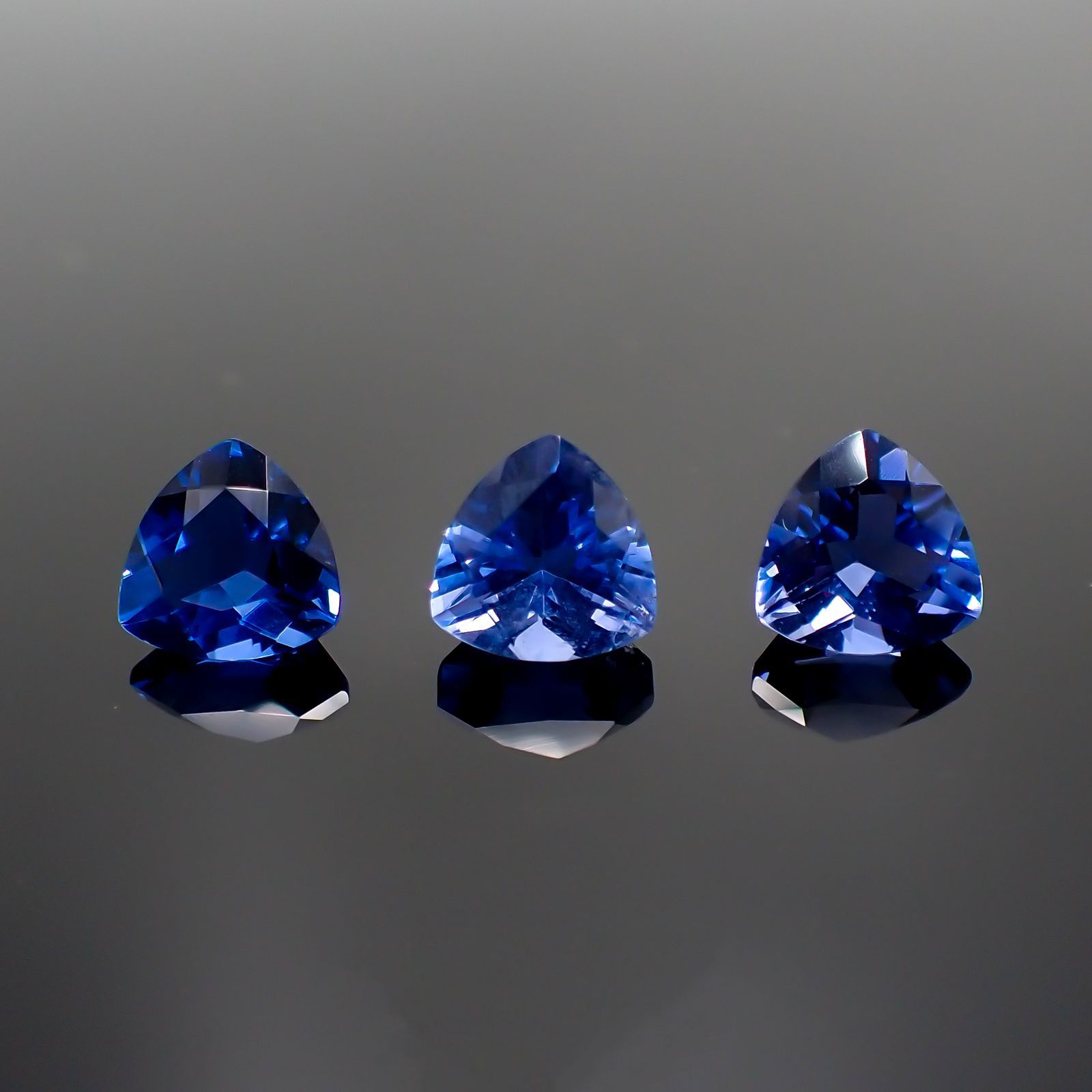 <ランダムセレクト1個販売> カラーチェンジフローライト トリリアントカット ブラジル産 2.10ct 前後[210913380]8.1×8.1mm前後