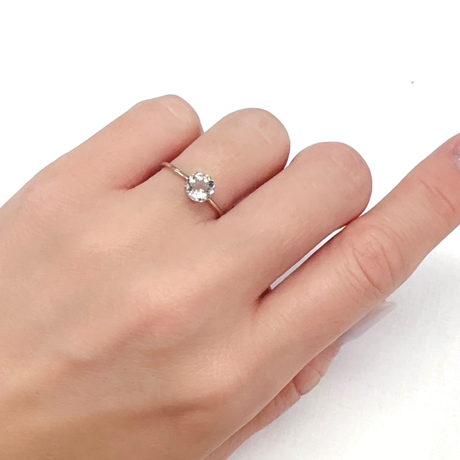 含バリウム・サニディン(宝石名サニディン)ドイツ産 0.69ct 識別済[231224969]5.8x5.8mm前後