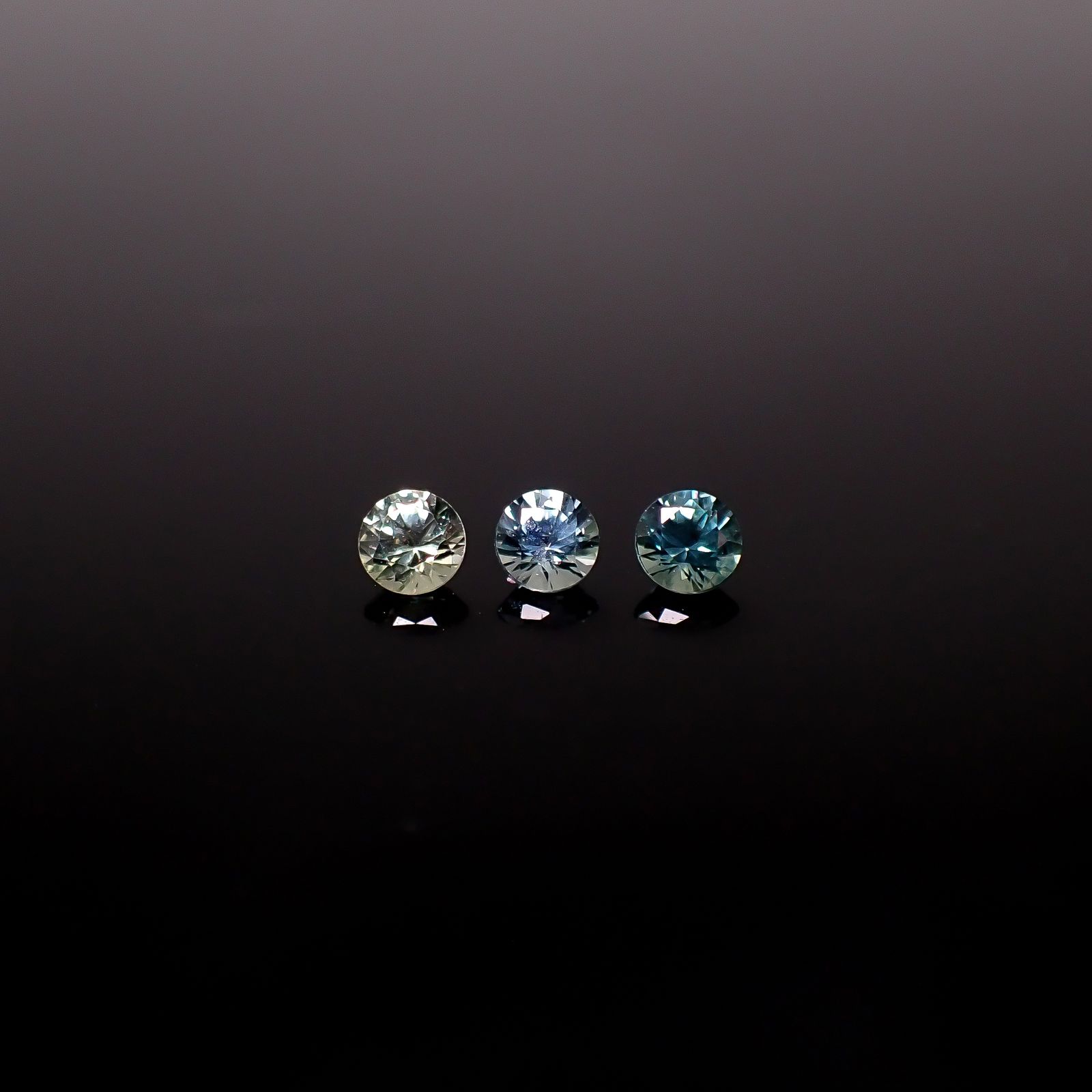 モンタナサファイア カラーグラデーション3個セット アメリカ・モンタナ州産 0.42ct(3pcs合計) / 3x3mm前後 [260131626]