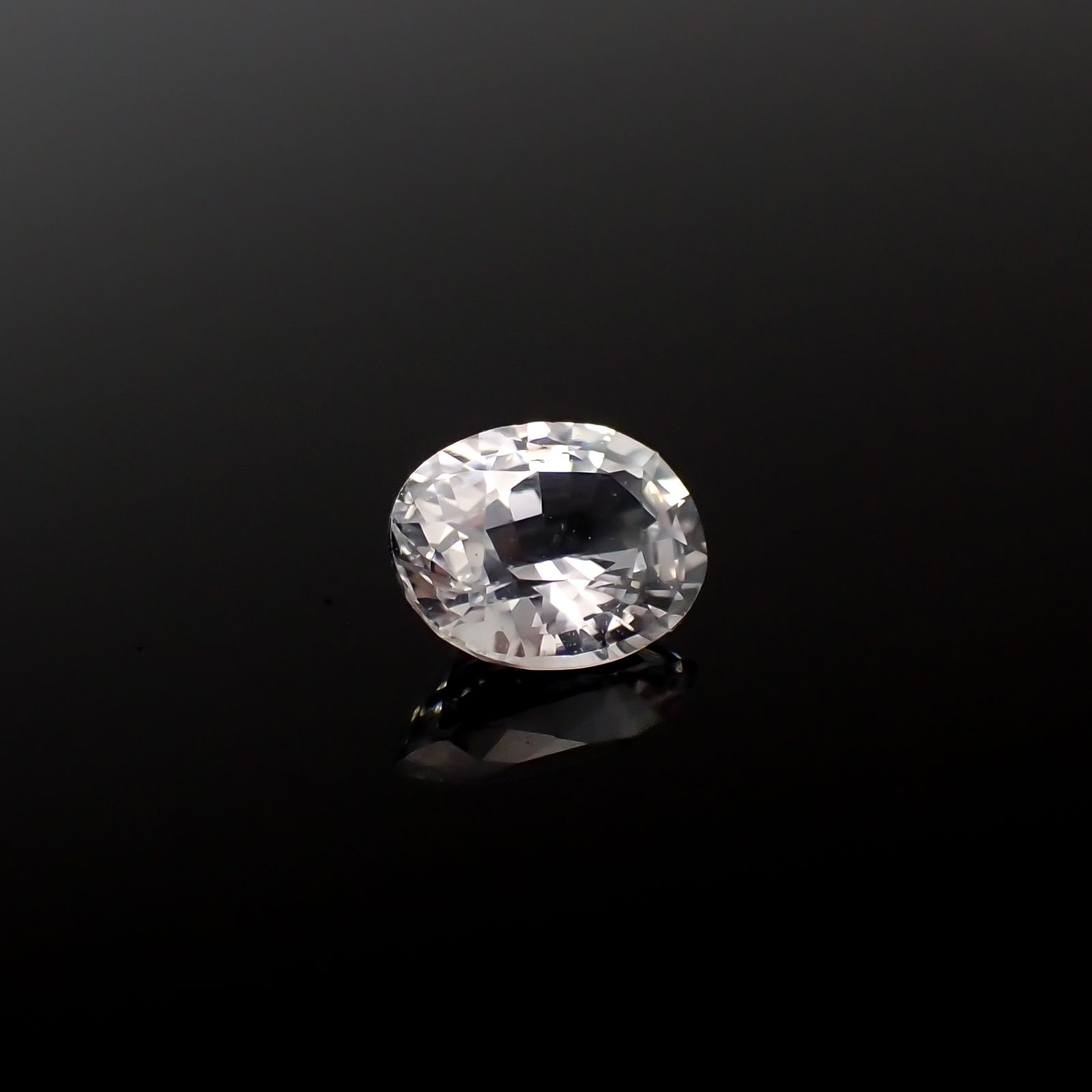 カラーレスサファイア スリランカ産 0.42ct[240527478]5.1x4mm前後