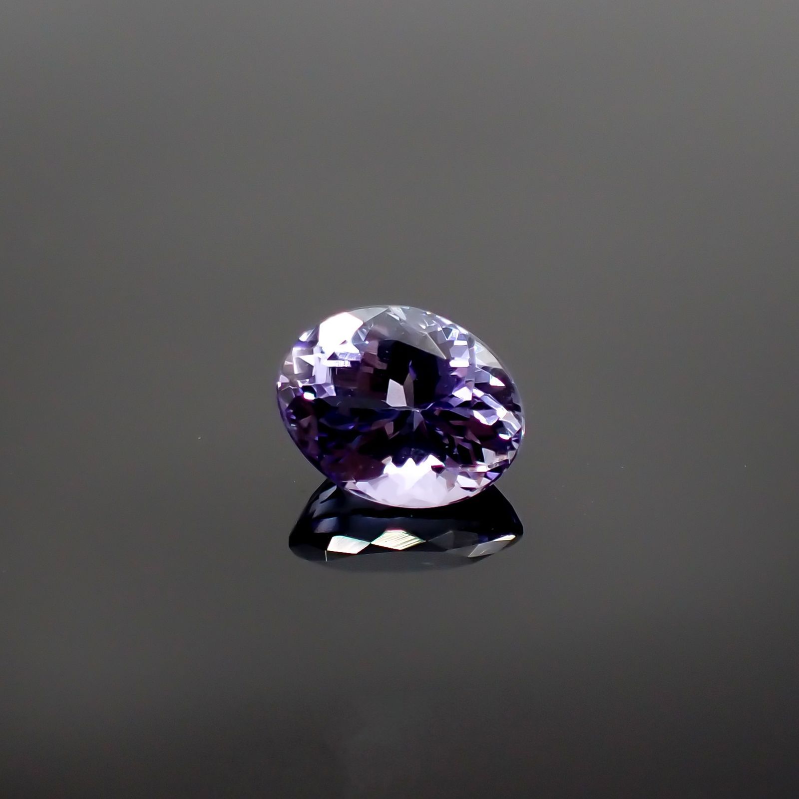 バイカラータンザナイト(宝石名タンザナイト) タンザニア産 1.928ct ソ付(彩珠)[210711832]8.4×6.6mm前後