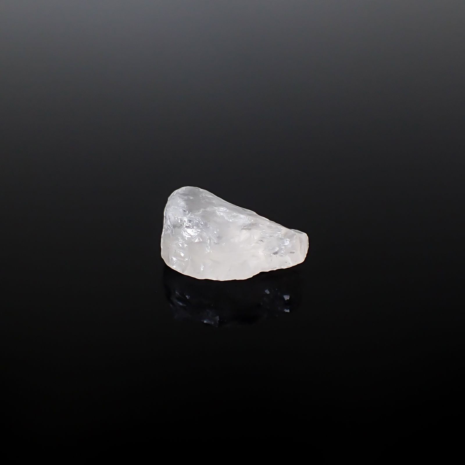 フェナカイト原石 ロシア産 5.69ct / 14.6x9.7mm前後 [260532176]