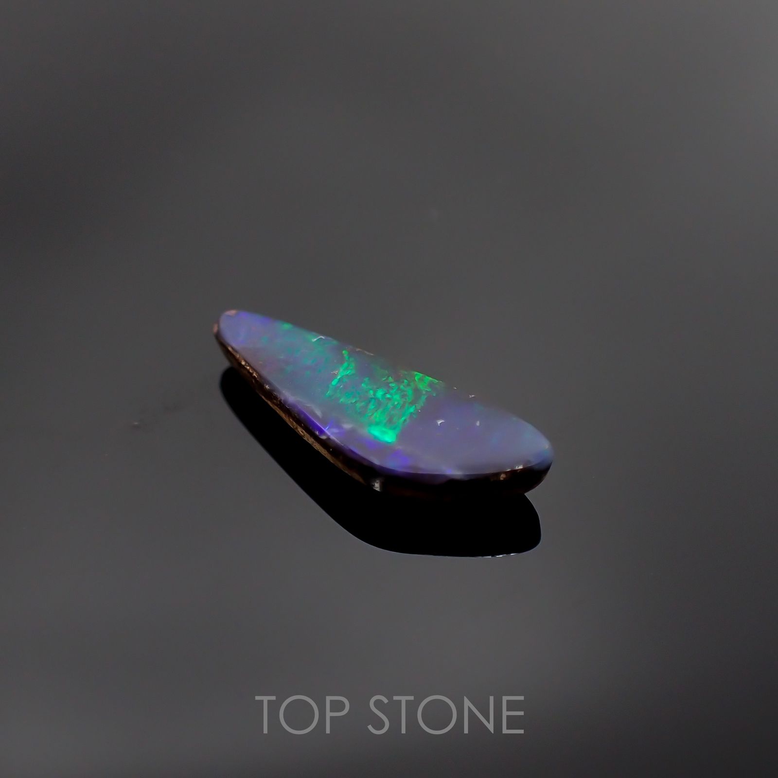 ボルダーオパール 原石磨き(宝石名ボルダー・オパール) オーストラリア産 2.217ct ソ付(彩珠)[210611313]18×6.1mm前後
