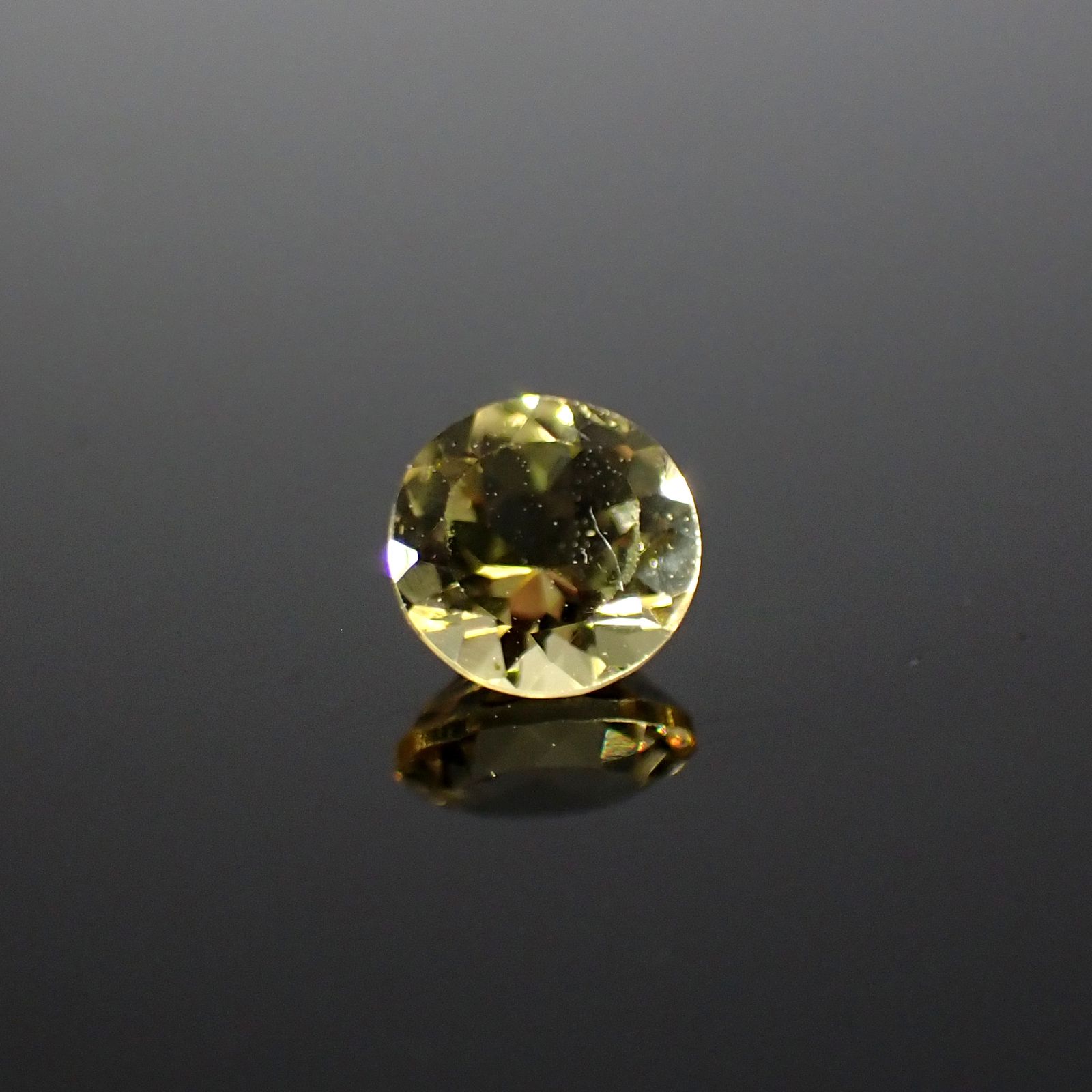 イエローダンビュライト タンザニア産 0.33ct[240125458]4.4x4.4mm前後