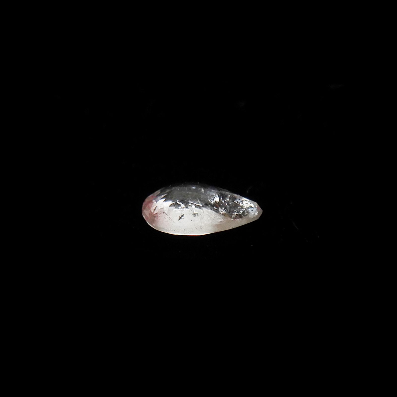 ピンクユークレース(宝石名ピンク・ユークレース)ブラジル産 0.065ct ソ付(彩珠)[240125829]3.4x2mm前後