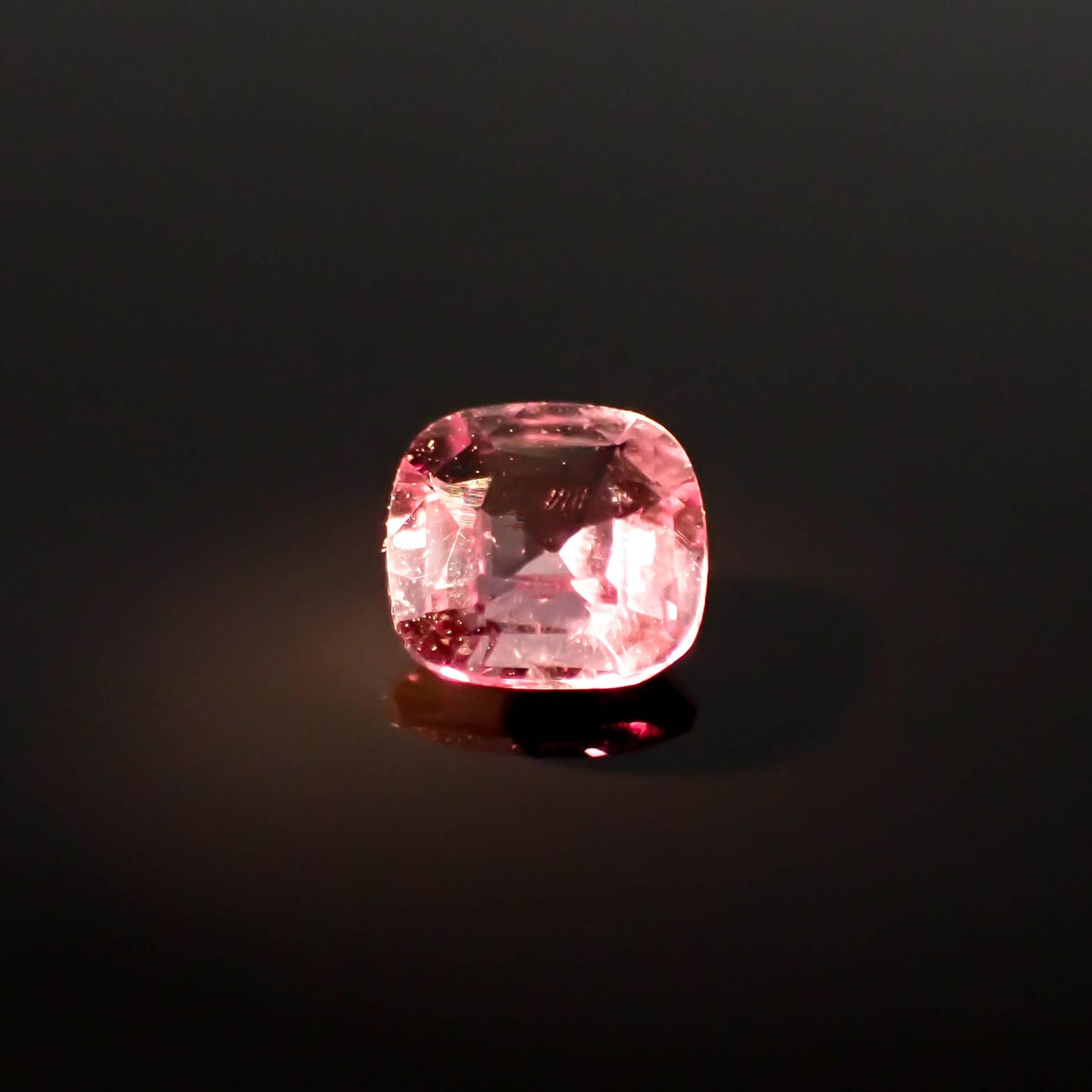 カラーシフト ピンクダイアスポア アフガニスタン産 0.60ct[240627975]5.3x5.3mm前後
