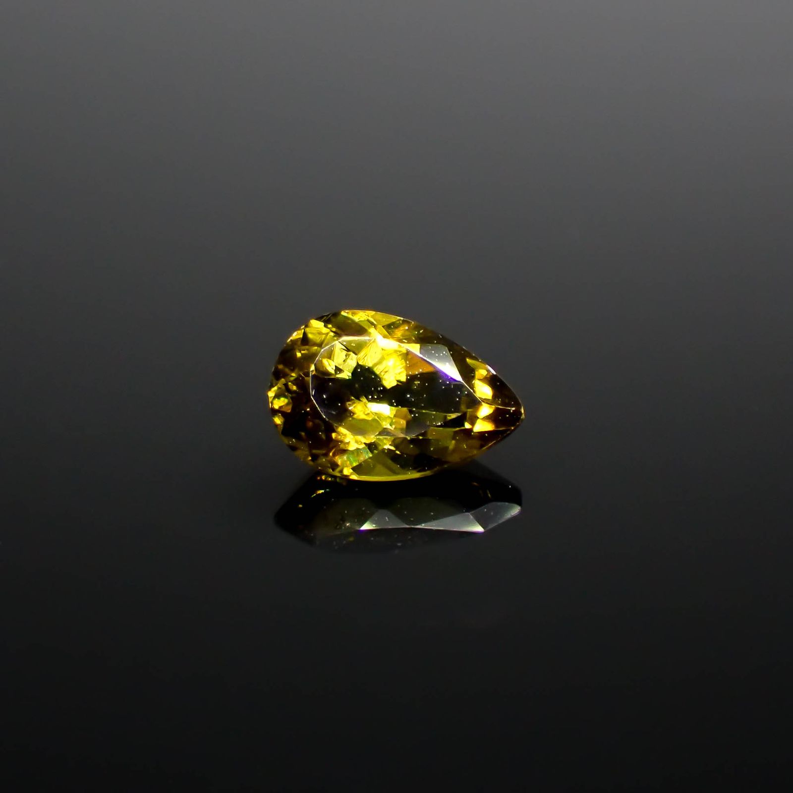 クリノゾイサイト(宝石名クリノゾイサイト)パキスタン産 0.78ct 識別済[250630594]7.3x4.9mm前後