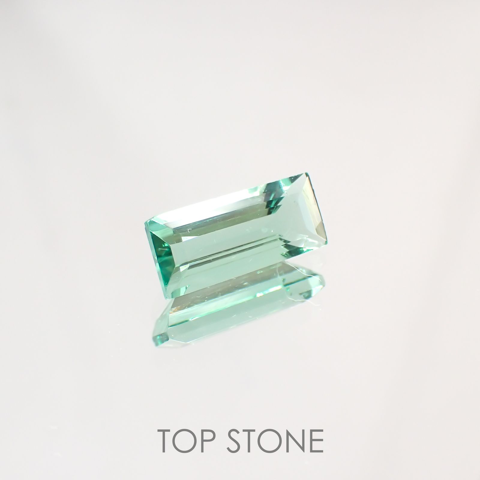 フローライト フルオレッセンス(宝石名フルオライト)イギリス・ロジャリー鉱山産 1.63ct 識別済[211113776]10.4x4.5mm前後