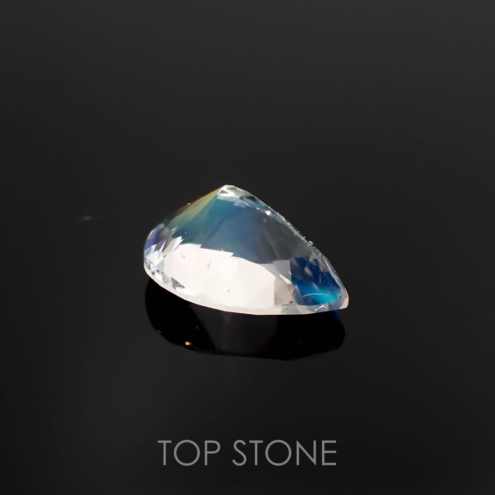レインボームーンストーン(宝石名ラブラドライト)マダガスカル産 0.65ct 識別済[230119737]7.2x4.9mm前後