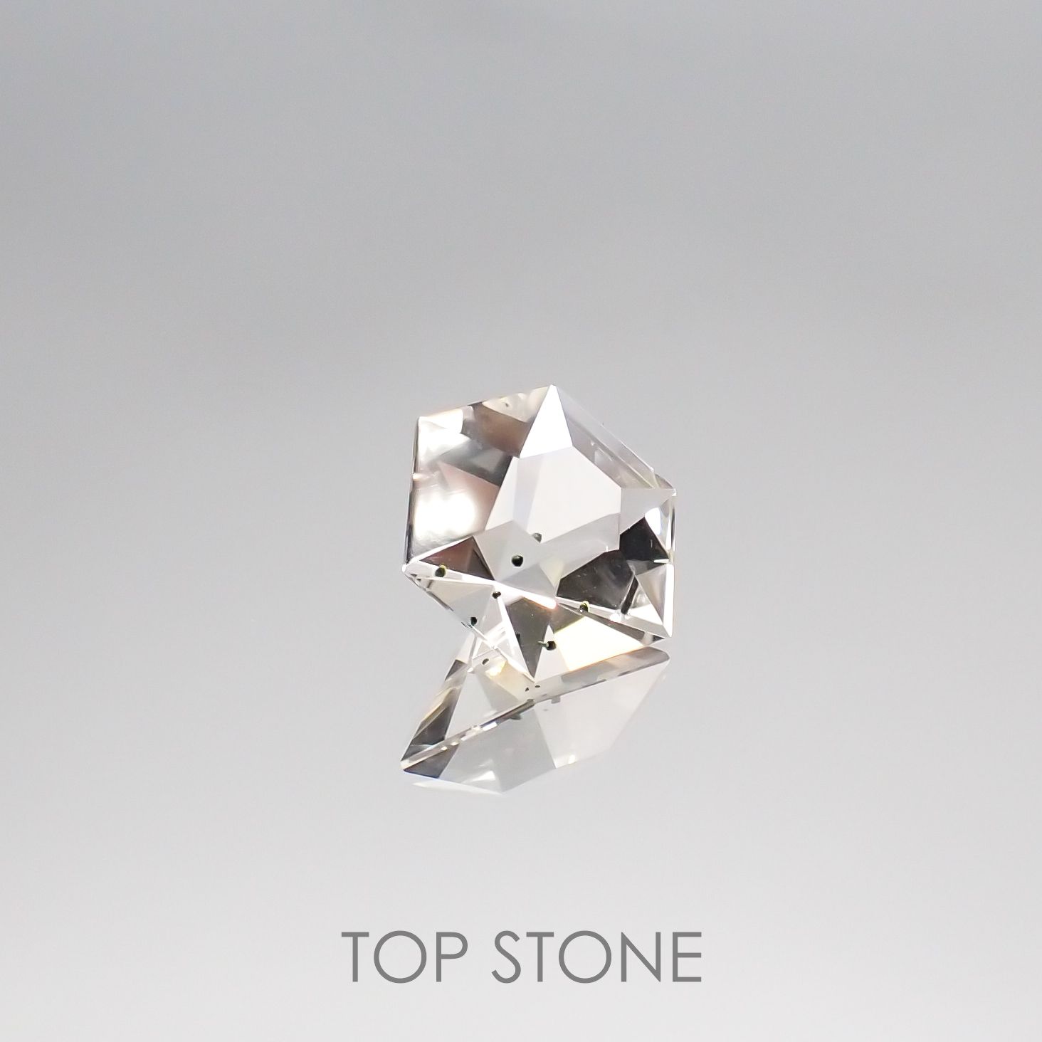 クリノクロアインクォーツ(宝石名アグリゲート・クリノクロアインクォーツ) ブラジル産 7.481ct ソ付(彩珠)[210611225]13.2×13.1mm前後