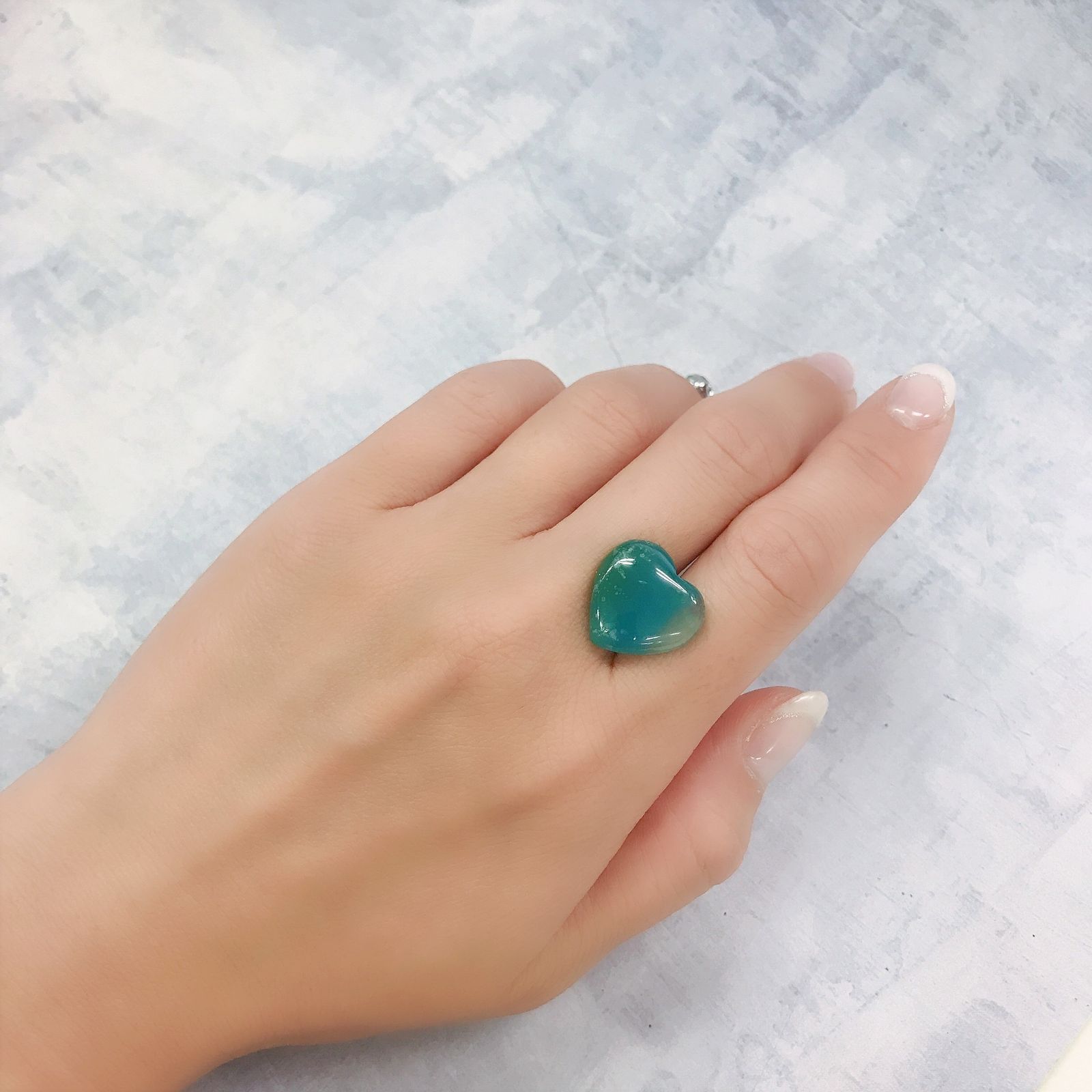 ジェムシリカ(宝石名クリソコーラ・カルセドニー)ペルー産 8.92ct 識別済[220716981]15.9x16.5mm前後
