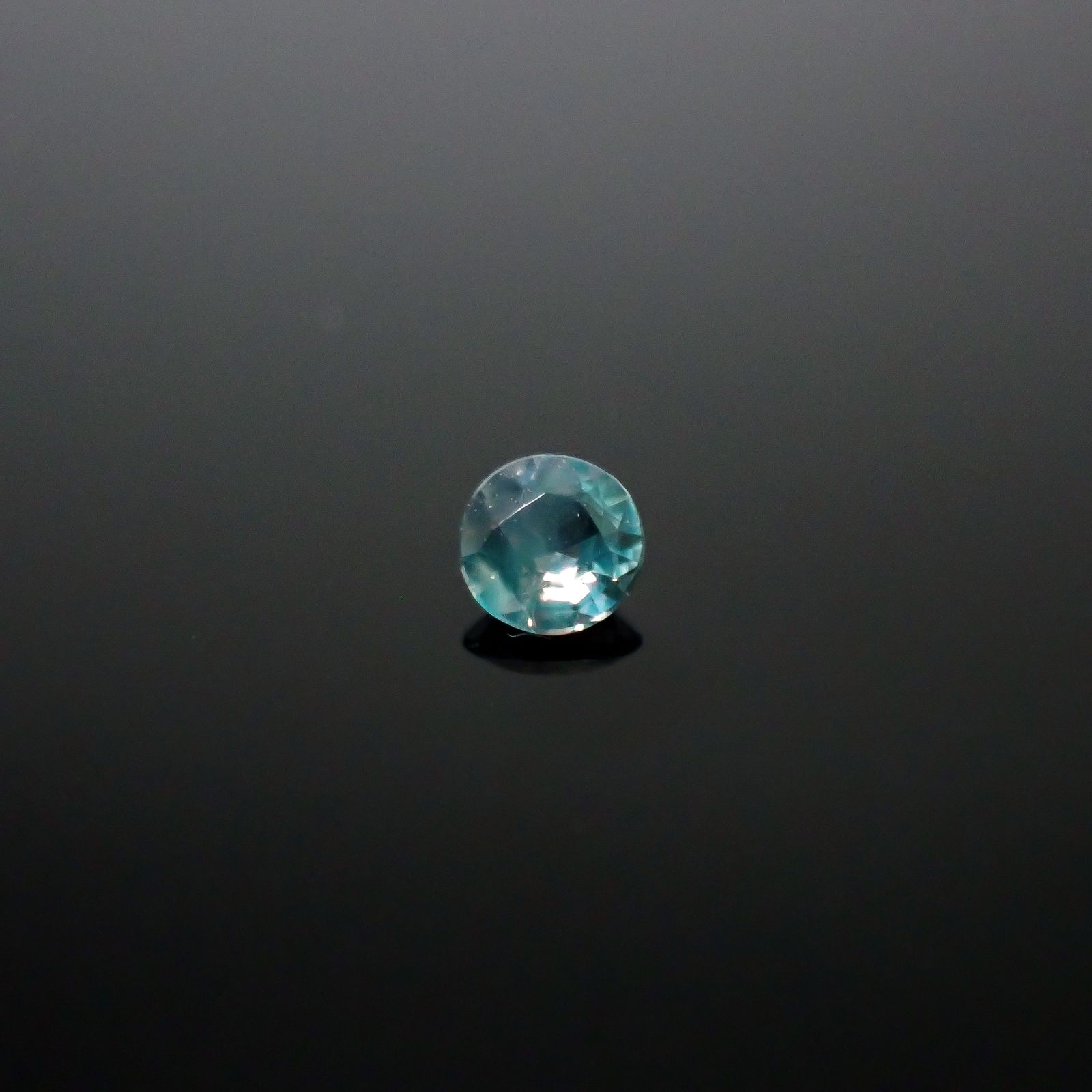 シルキーアレキサンドライト ブラジル・ミナスジェライス州ヘマチタ鉱山産 0.065ct / 2.5x2.5mm前後 [250931029]