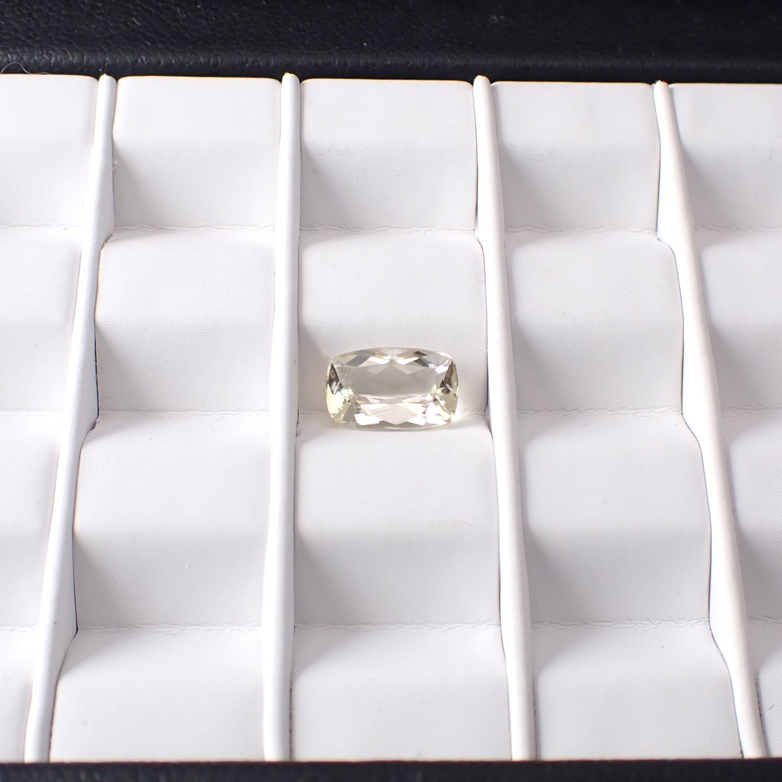 イエロースキャポライト(宝石名イエロー・スキャポライト)ブラジル・ミナスジェライス州産 識別済 1.44ct / 9.1x5.9mm前後 [251118022]