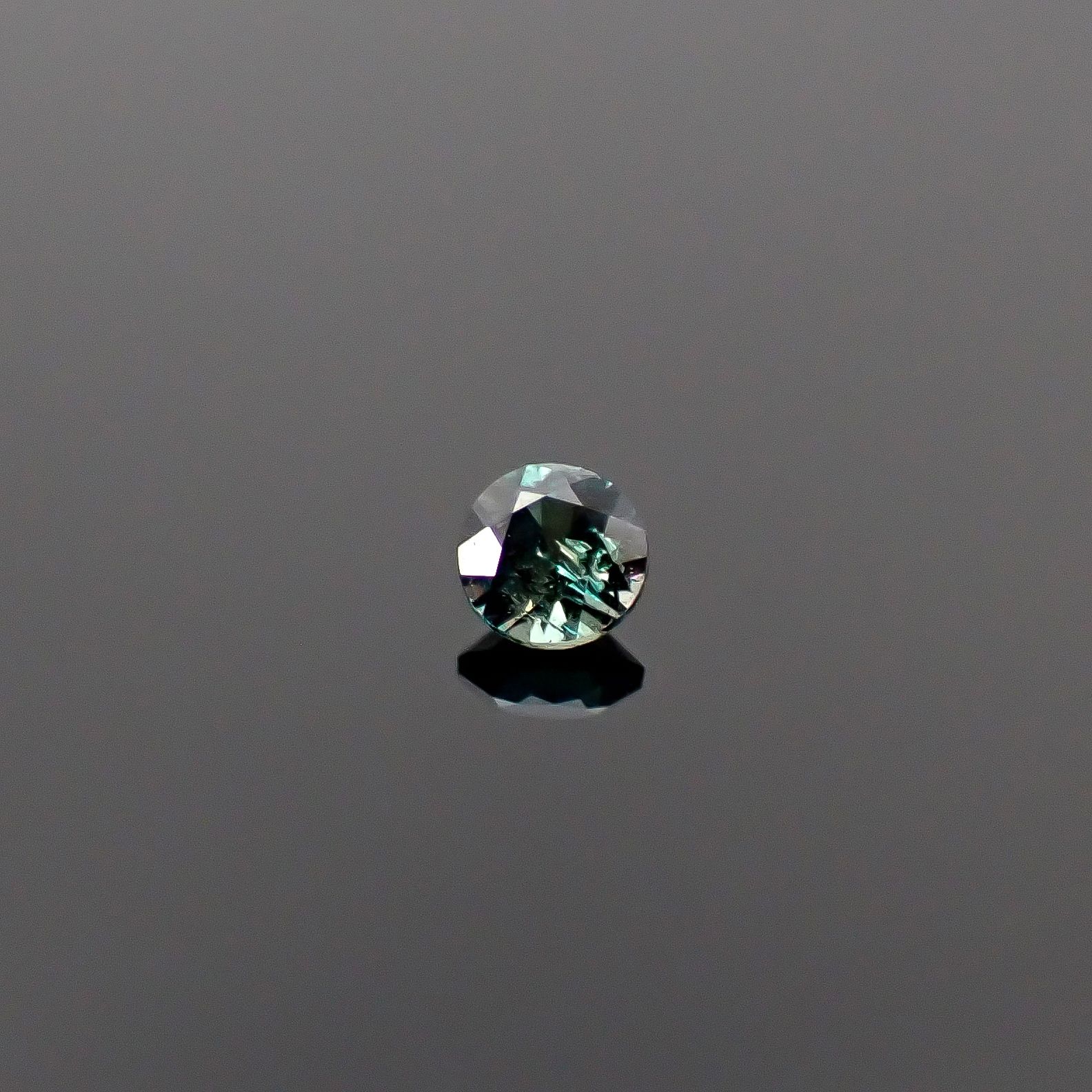 アレキサンドライト ロシア産 0.049ct / 2.1x2.1mm前後 [260131562]