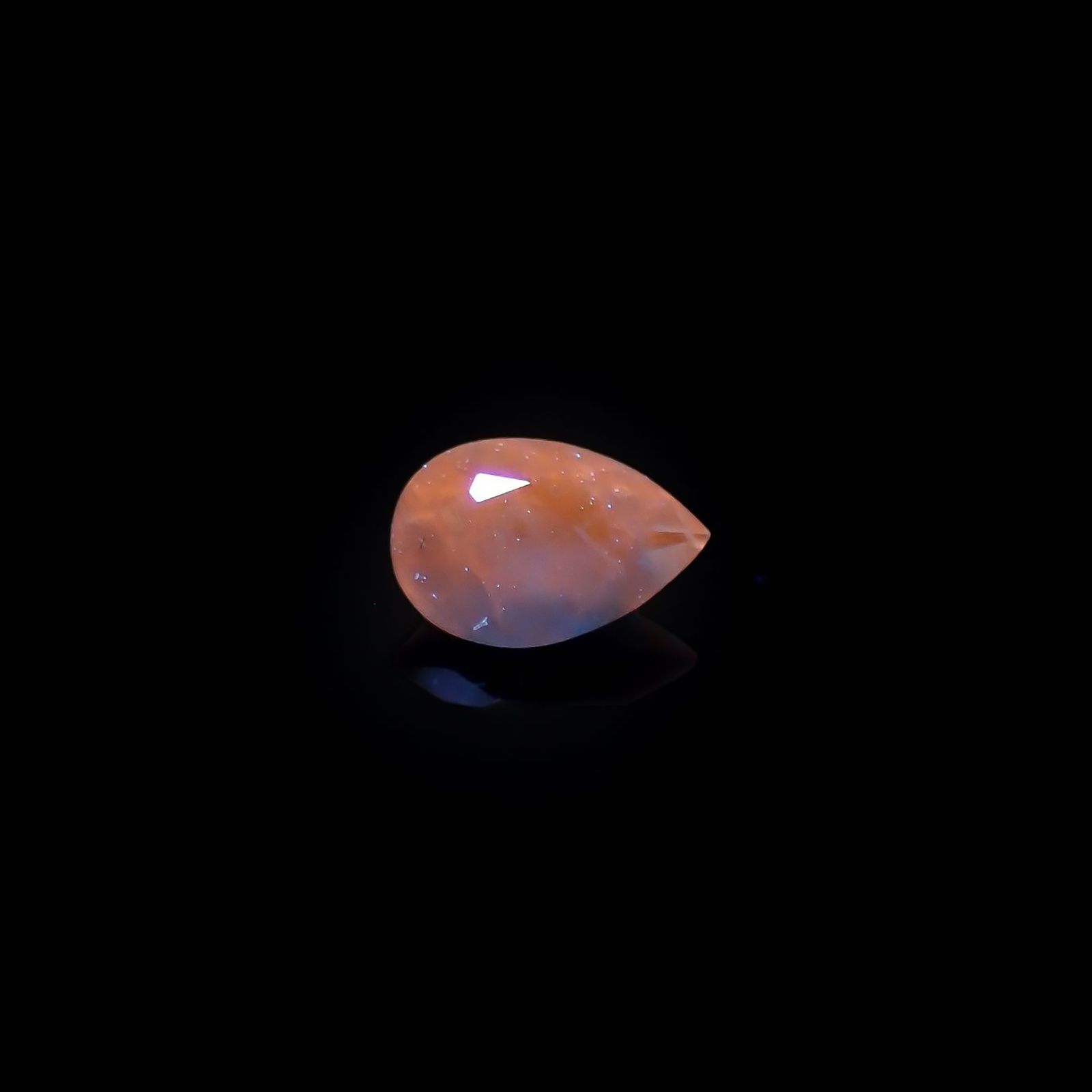 アウイナイト フルオレッセンス(宝石名アウイナイト)ドイツ産 識別済 0.077ct / 3.5x2.4mm前後 [240527500]