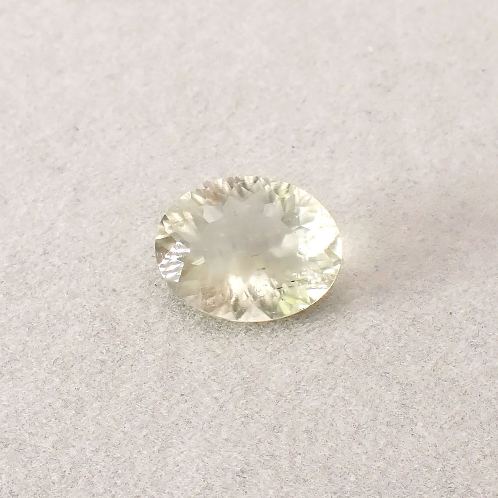 リビアングラス 発見地：エジプト・リビア砂漠 8.27ct / 16.5x12.9mm前後 [251131302]