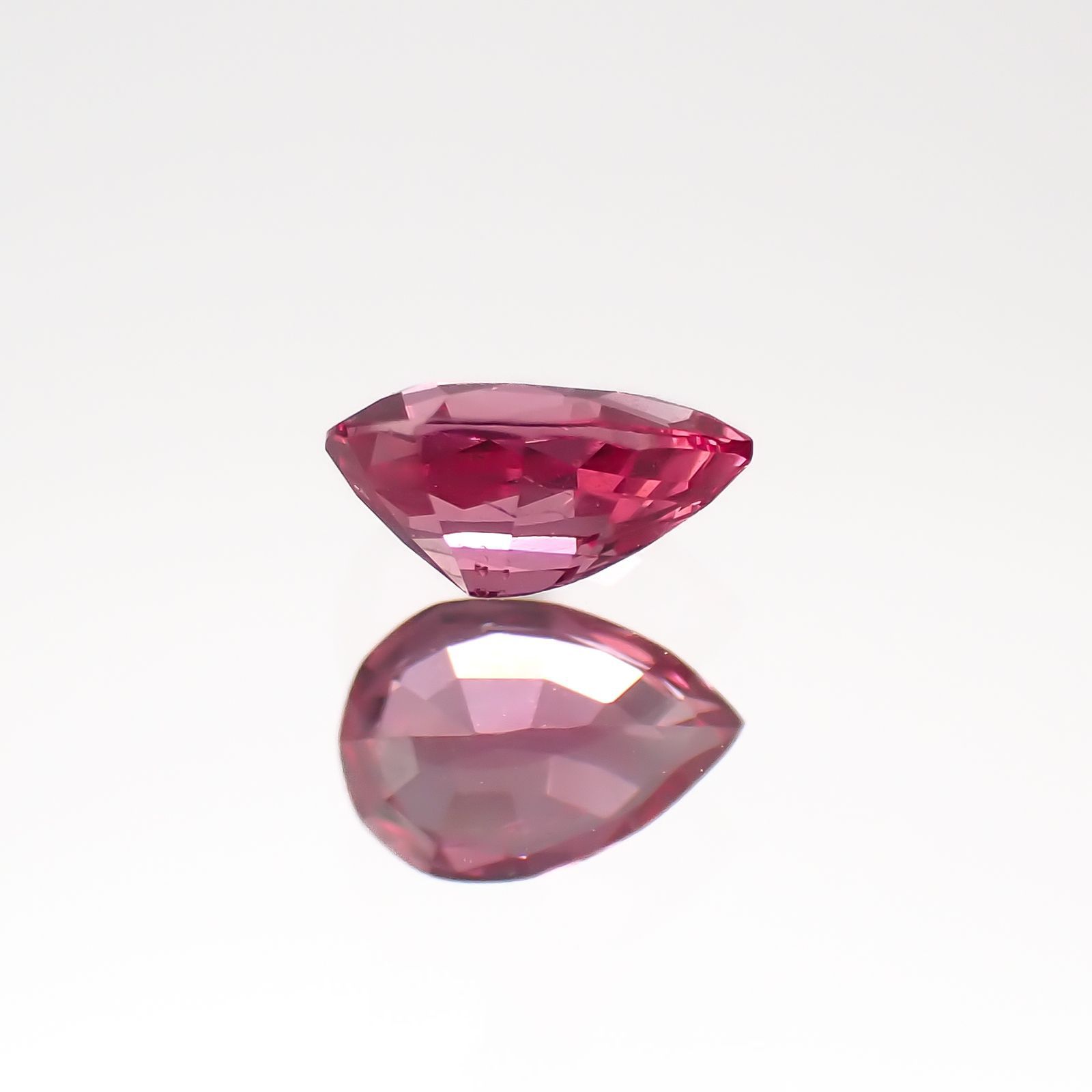 ホットピンクスピネル(宝石名ピンク・スピネル)タンザニア産 0.24ct 識別済[220817356]4.7x3.2mm前後