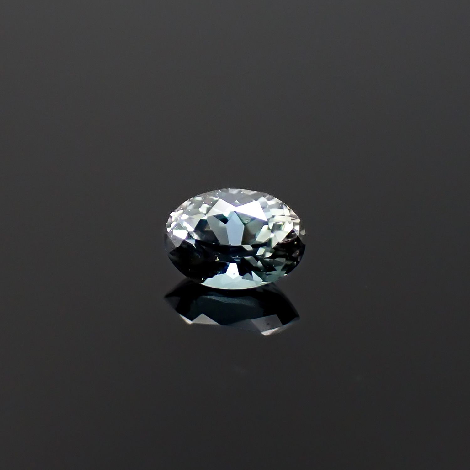 サファリン スリランカ産 0.15ct / 3.9x2.8mm前後 [260432057]