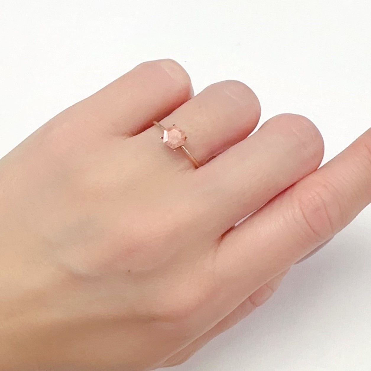 ◇ヘキサゴンカット◇ストロベリークォーツ カザフスタン産 0.75ct[240125487]5.3x5.3mm前後